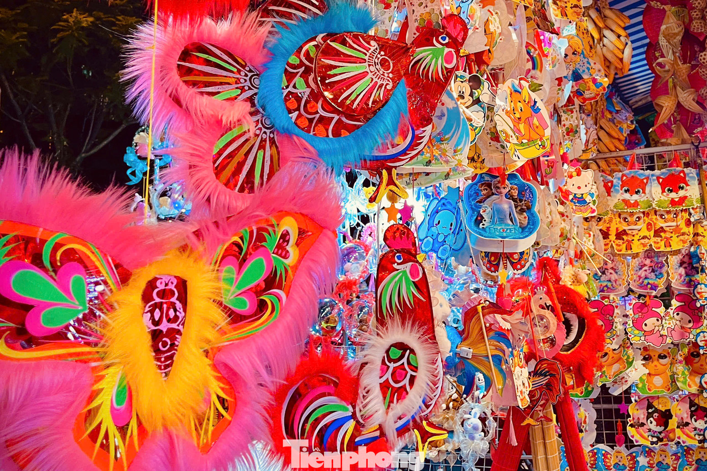 Tràn ngập những mẫu mã hot trend như lồng đèn giỏ tre gấu bông, lồng đèn thỏ ngọc, lồng đèn cá chép đính ngọc.