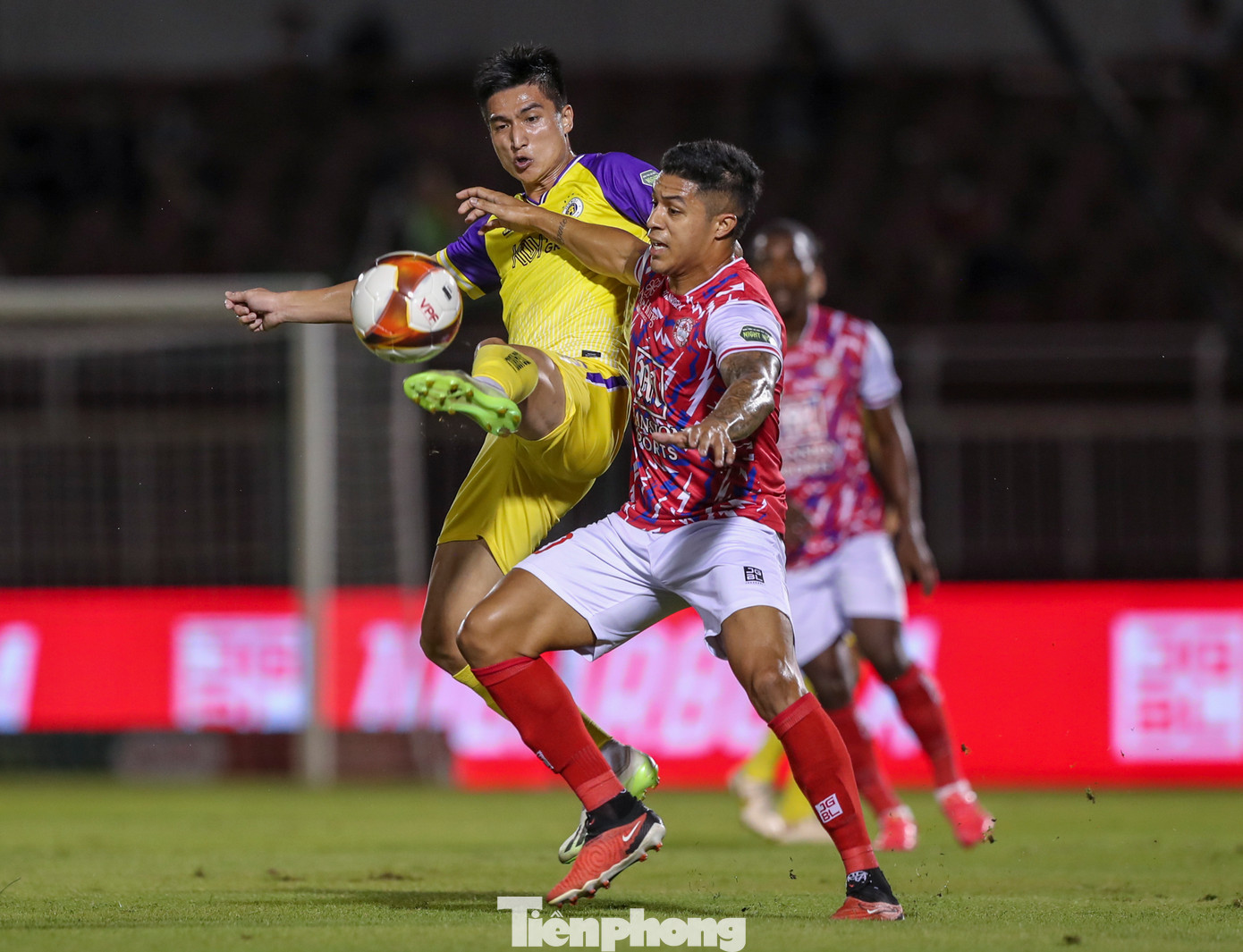 Nhận bàn thua từ sớm khiến lối chơi của các học trò HLV Phùng Thanh Phương rơi vào bế tắc. Chủ nhà TPHCM tiếp tục nhận thêm bàn thua ở phút 52, từ pha đá phạt góc được thực hiện bởi Hai Long, Văn Trường đánh đầu ngược để Xuân Mạnh đánh đầu nối tung lưới Patrik Lê Giang. Nhận bàn thua từ sớm khiến lối chơi của các học trò HLV Phùng Thanh Phương rơi vào bế tắc. Chủ nhà TPHCM tiếp tục nhận thêm bàn thua ở phút 52, từ pha đá phạt góc được thực hiện bởi Hai Long, Văn Trường đánh đầu ngược để Xuân Mạnh đánh đầu nối tung lưới Patrik Lê Giang.