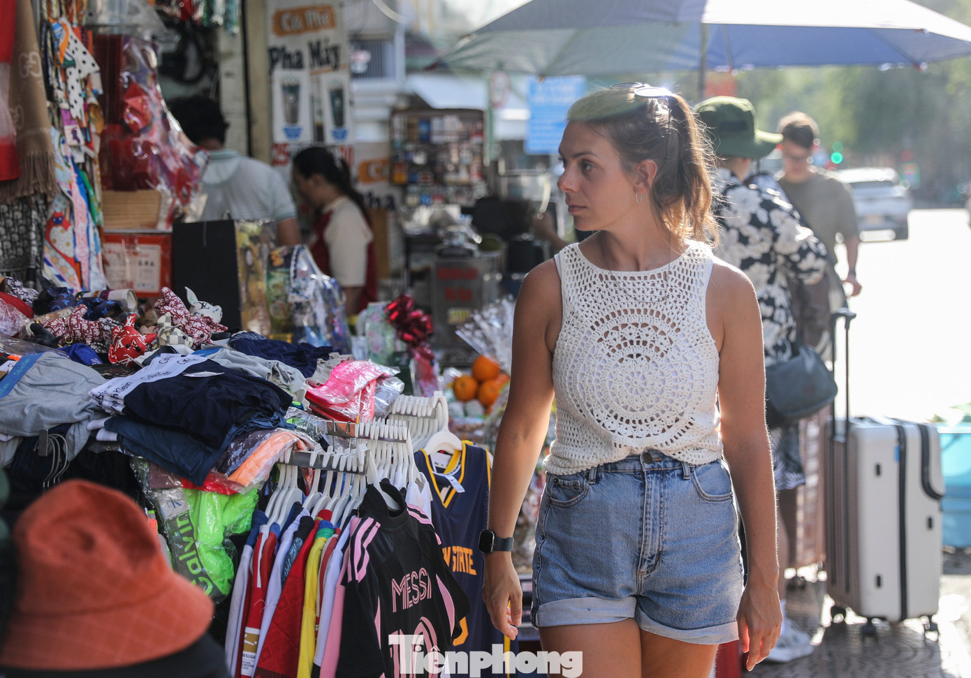 Mùng 2 Tết, gian hàng phía ngoài cửa Bắc chợ Bến Thành (quận 1, TPHCM) tấp nập du khách nước ngoài đến tham quan và mua sắm.