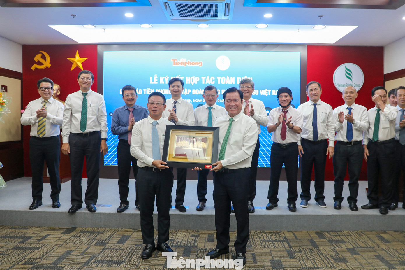 Nhà báo Phùng Công Sưởng (bên trái), Bí thư Đảng uỷ, Tổng Biên tập Báo Tiền Phong tặng tranh lưu niệm cho Tập đoàn Công nghiệp Cao su Việt Nam.