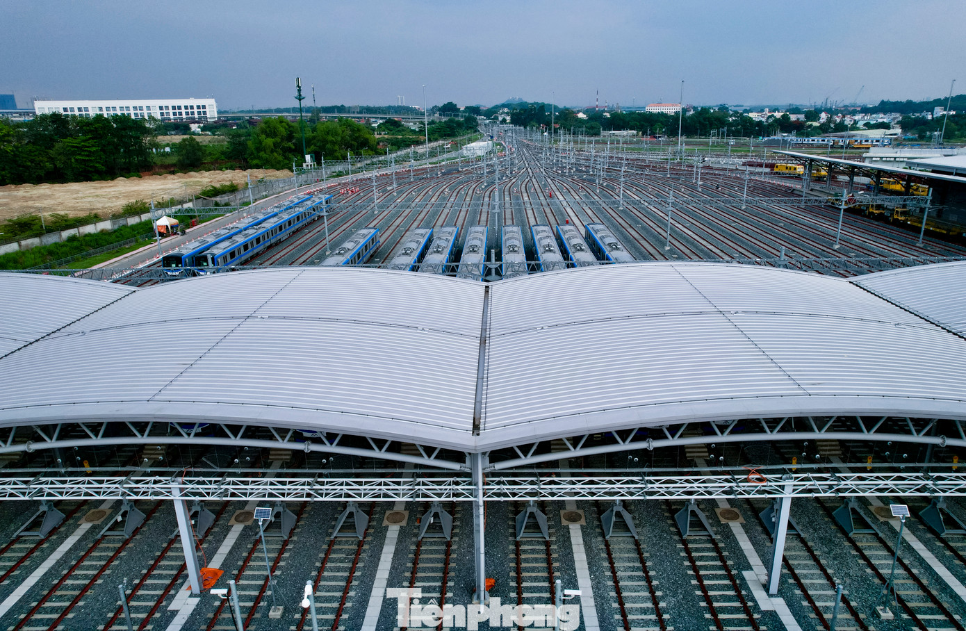 Bãi đỗ có lắp đặt mái che cao khoảng 5 m để tàu không bị thời tiết làm hư hỏng trong quá trình sửa chữa, bảo dưỡng.