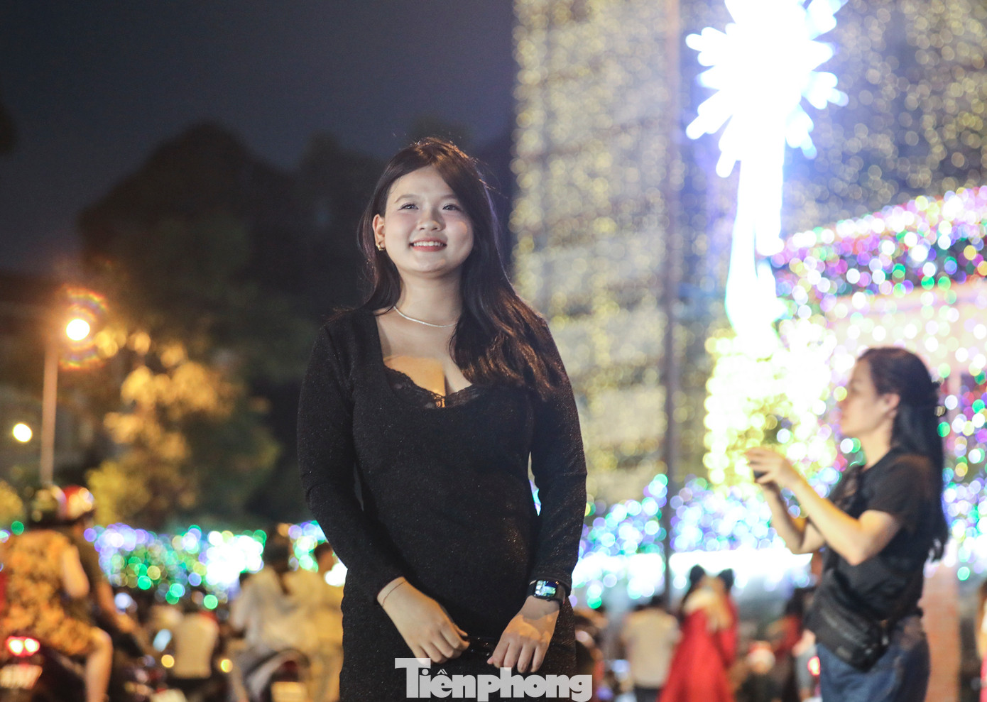 Về đêm, dòng người đổ về đây đông đúc, bao gồm cả người dân địa phương và du khách từ khắp nơi, tất cả đều muốn chiêm ngưỡng vẻ đẹp lộng lẫy của nhà thờ trong ánh đèn LED rực rỡ.