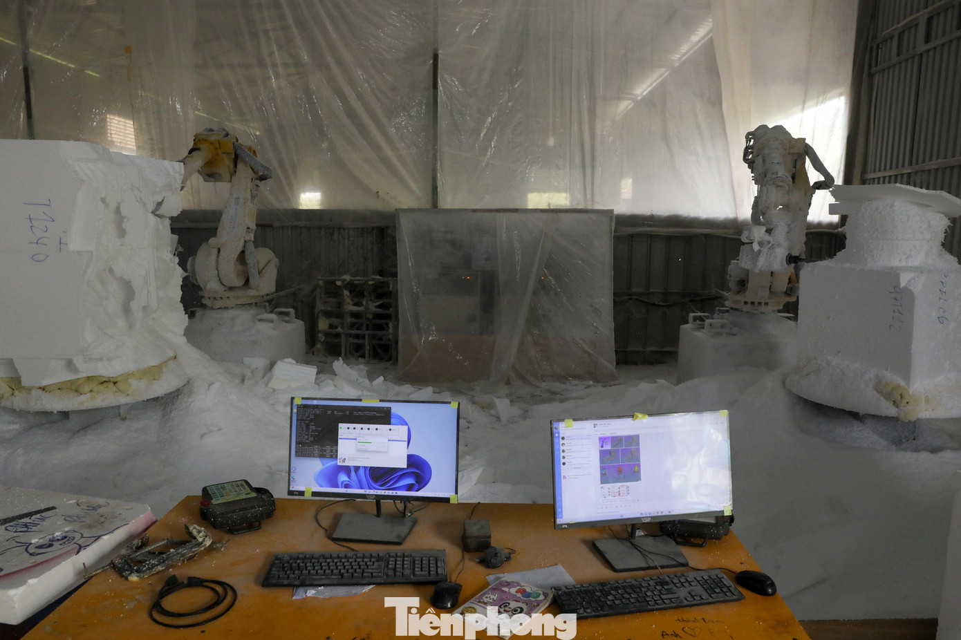 Một số mô hình rồng cỡ lớn, phức tạp, nhà xưởng sẽ dùng cánh tay robot phục vụ cho quá trình sản xuất. Việc áp dụng công nghệ vào công đoạn sản xuất giúp tiết kiệm được nhân lực, robot có thể hoạt động liên tục trong nhiều giờ liền, vừa đảm bảo được tiến độ và độ chính xác.