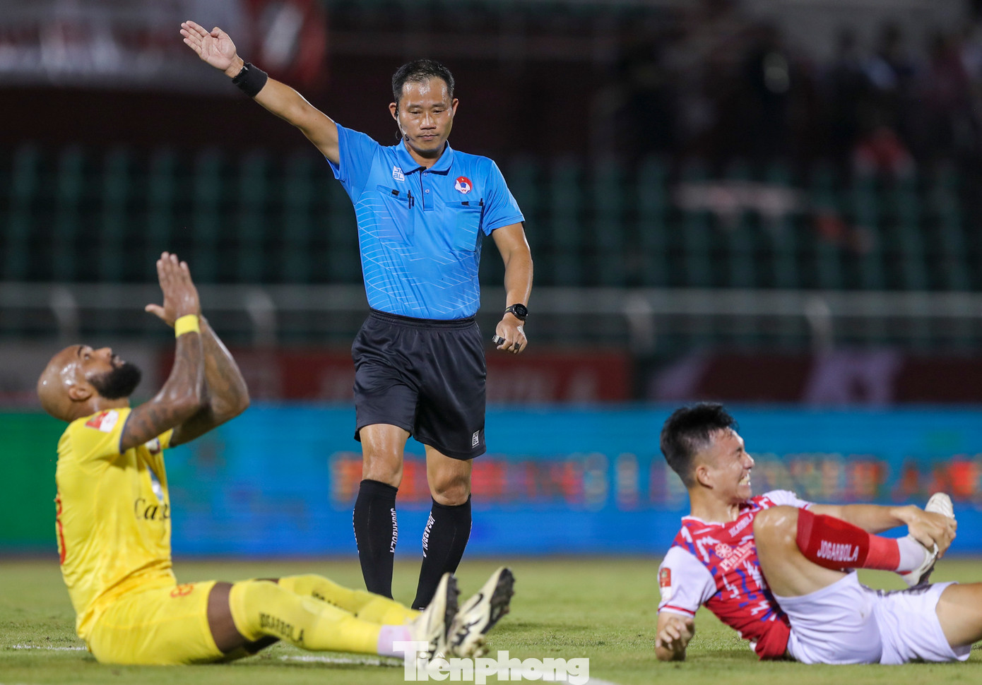 Trận đấu bị gián đoạn liên tục với những pha cắt còi đến từ trọng tài Trần Đình Thịnh.