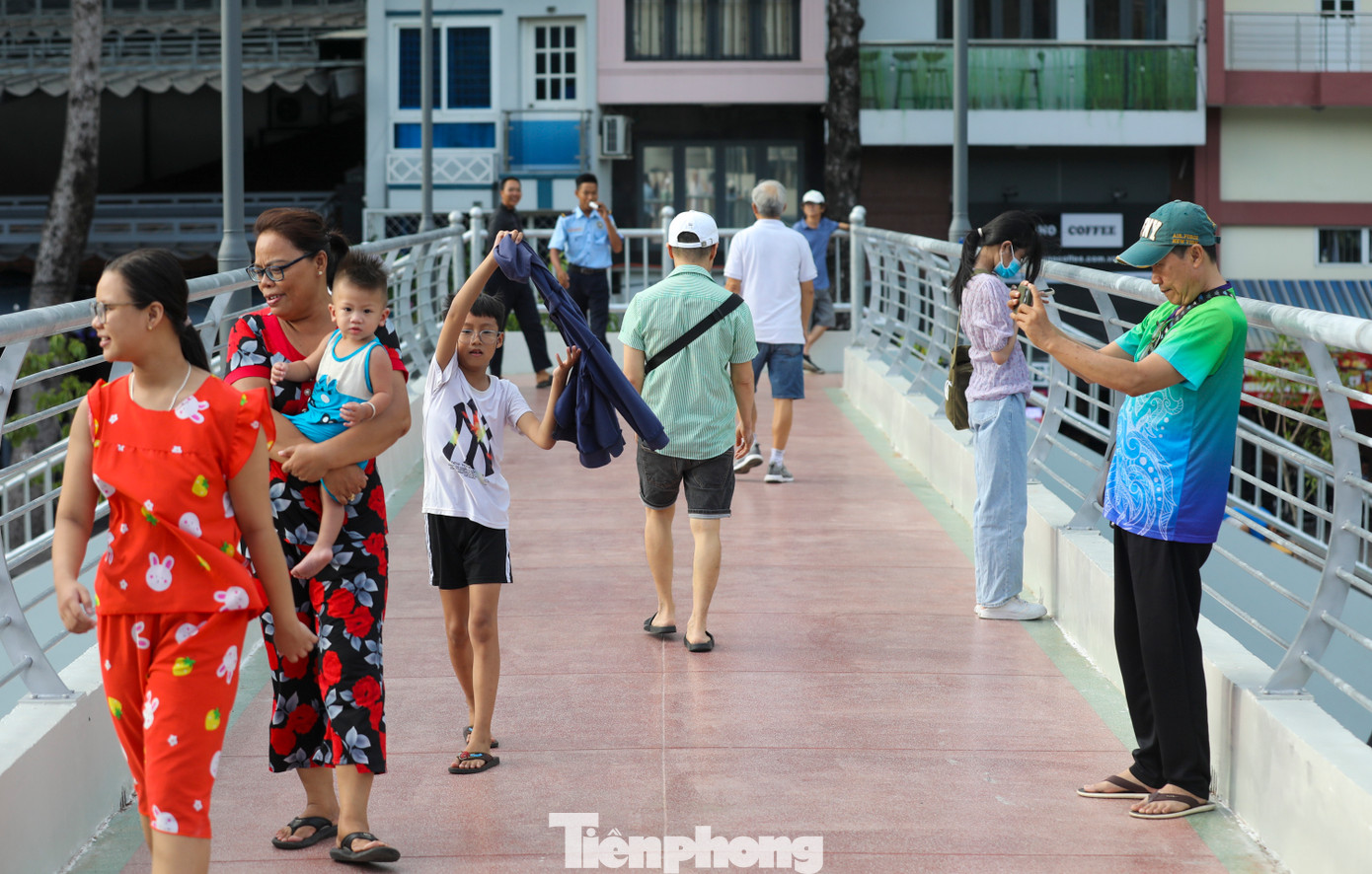 Chiều đến rất đông người dân tập trung trên cầu để ngắm cảnh cũng như đi bộ tập thể dục.