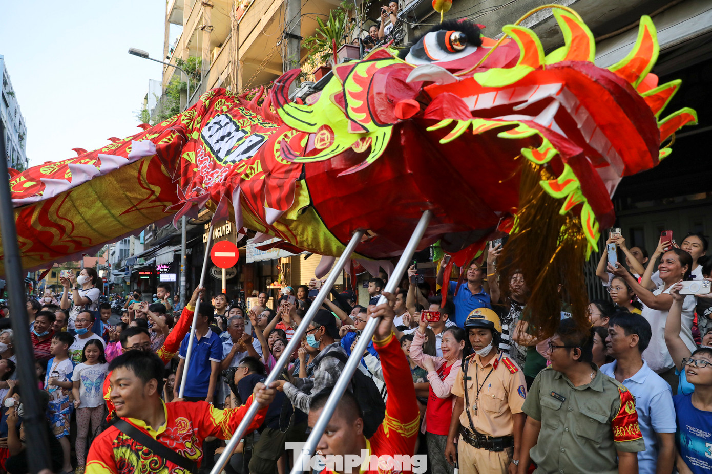 Lễ hội Tết Nguyên tiêu năm nay thu hút hàng nghìn người dân và du khách đổ về Quận 5.