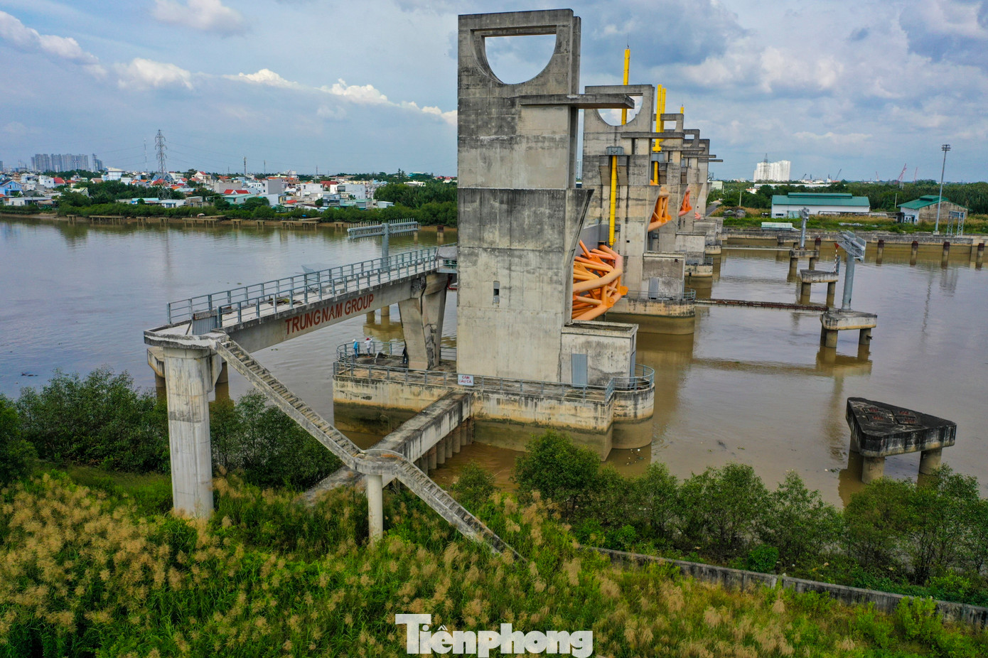 Cống ngăn triều Mương Chuối (huyện Nhà Bè). Các hạng mục đã đạt 96% khối lượng nhưng đã ngừng thi công nhiều năm.