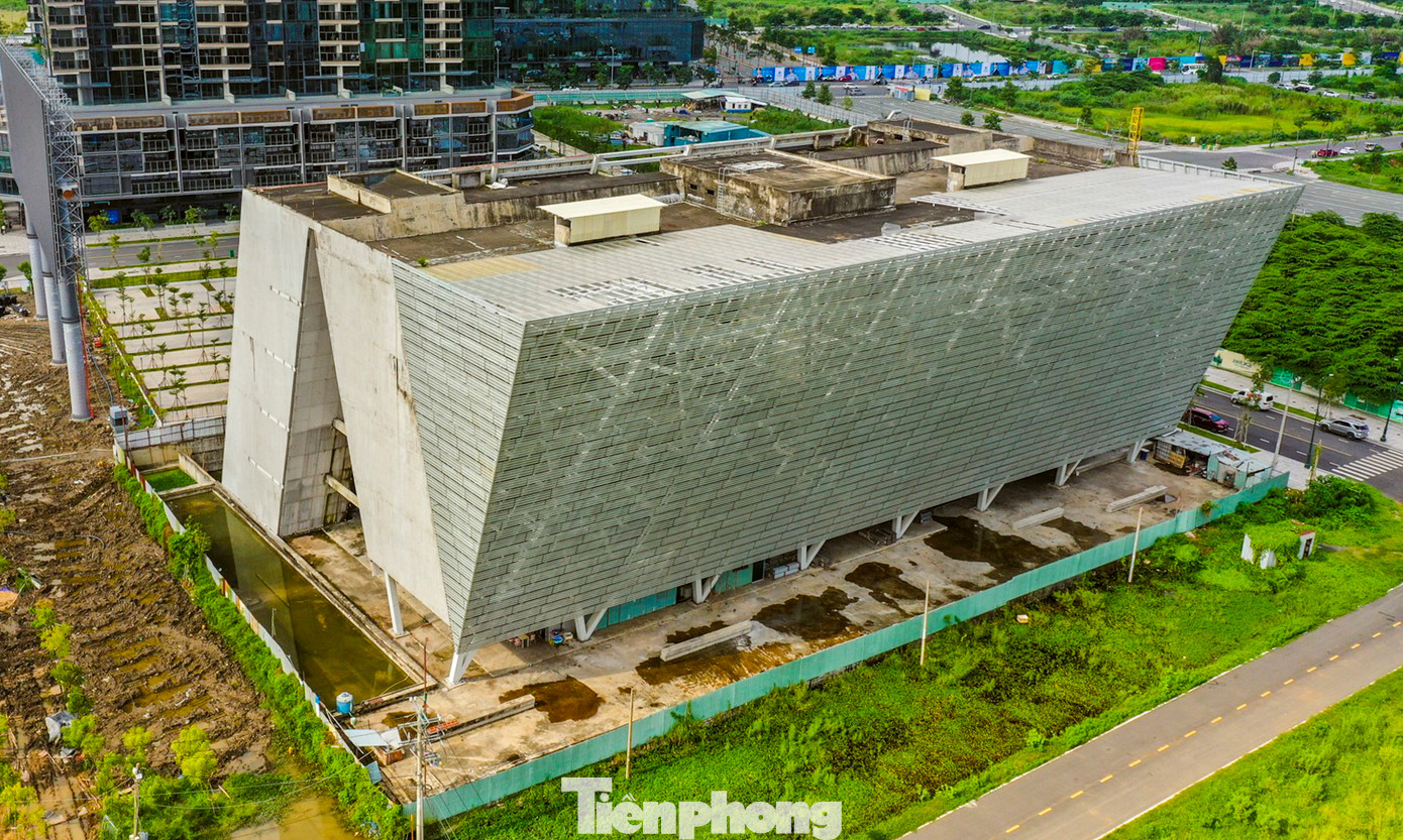 Trung tâm triển lãm quy hoạch TPHCM có kiến trúc 2 khối đặt nghiêng chụm vào nhau và 1 khối thép tạo hình tam giác ngược.