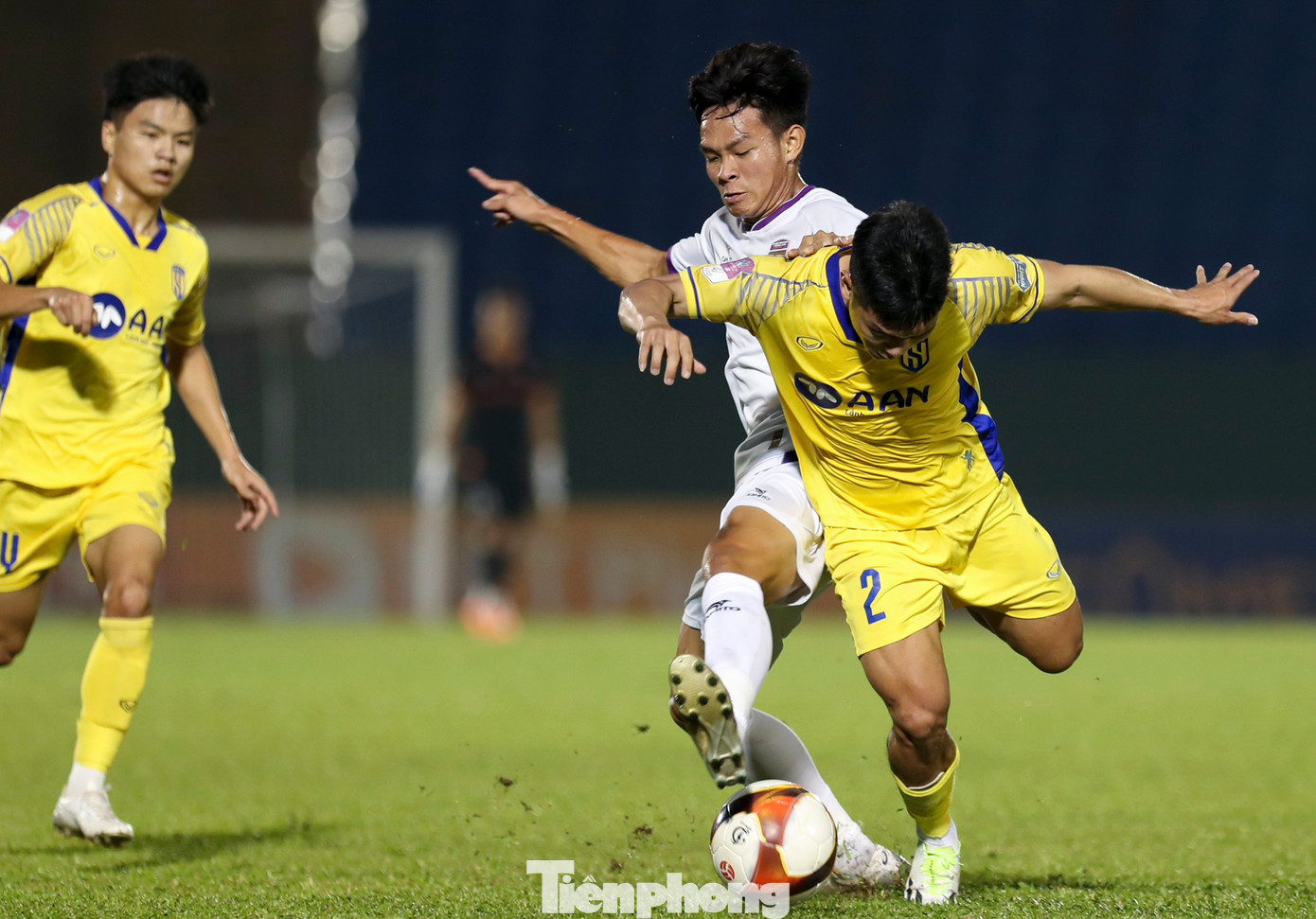 Hai đội chơi ăn miếng trả miếng và SLNA có phần nhỉnh hơn về tỷ lệ kiểm soát bóng và độ nguy hiểm trong các tình huống tổ chức tấn công.