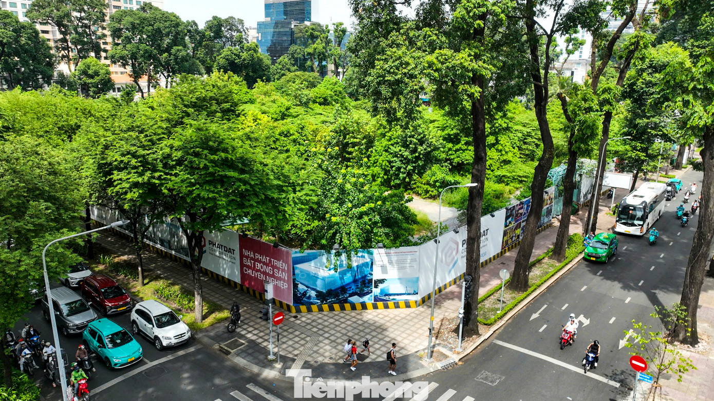 Bên ngoài khu dự án nghìn tỉ này vẫn đang được rào chắn, quây tôn cao khoảng 3m, cùng hình ảnh dự án nhà thi đấu của chủ đầu tư. Bên ngoài khu dự án nghìn tỉ này vẫn đang được rào chắn, quây tôn cao khoảng 3m, cùng hình ảnh dự án nhà thi đấu của chủ đầu tư.