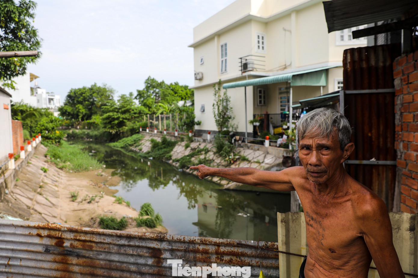 Ông Tấn Hạnh (phường Linh Tây, TP Thủ Đức) cho biết: &quot;Mỗi lần trời mưa lớn, nước mưa từ hướng đường Dương Văn Cam đổ về cộng với lượng nước tại con rạch không thoát kịp khiến khu vực xung quanh thường xuyên bị ngập nặng. Mùi nước cống bốc lên ảnh hưởng rất lớn đến đời sống sinh hoạt của gia đình&quot;.
