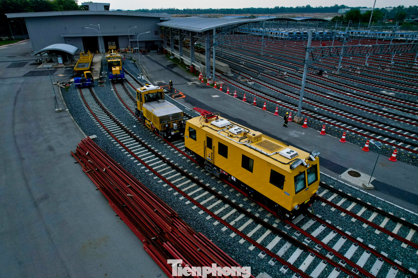 Depot còn có nhà xưởng phụ diện tích nhỏ hơn, là nơi tập kết các máy móc, đầu kéo... phục vụ việc sửa chữa tàu.