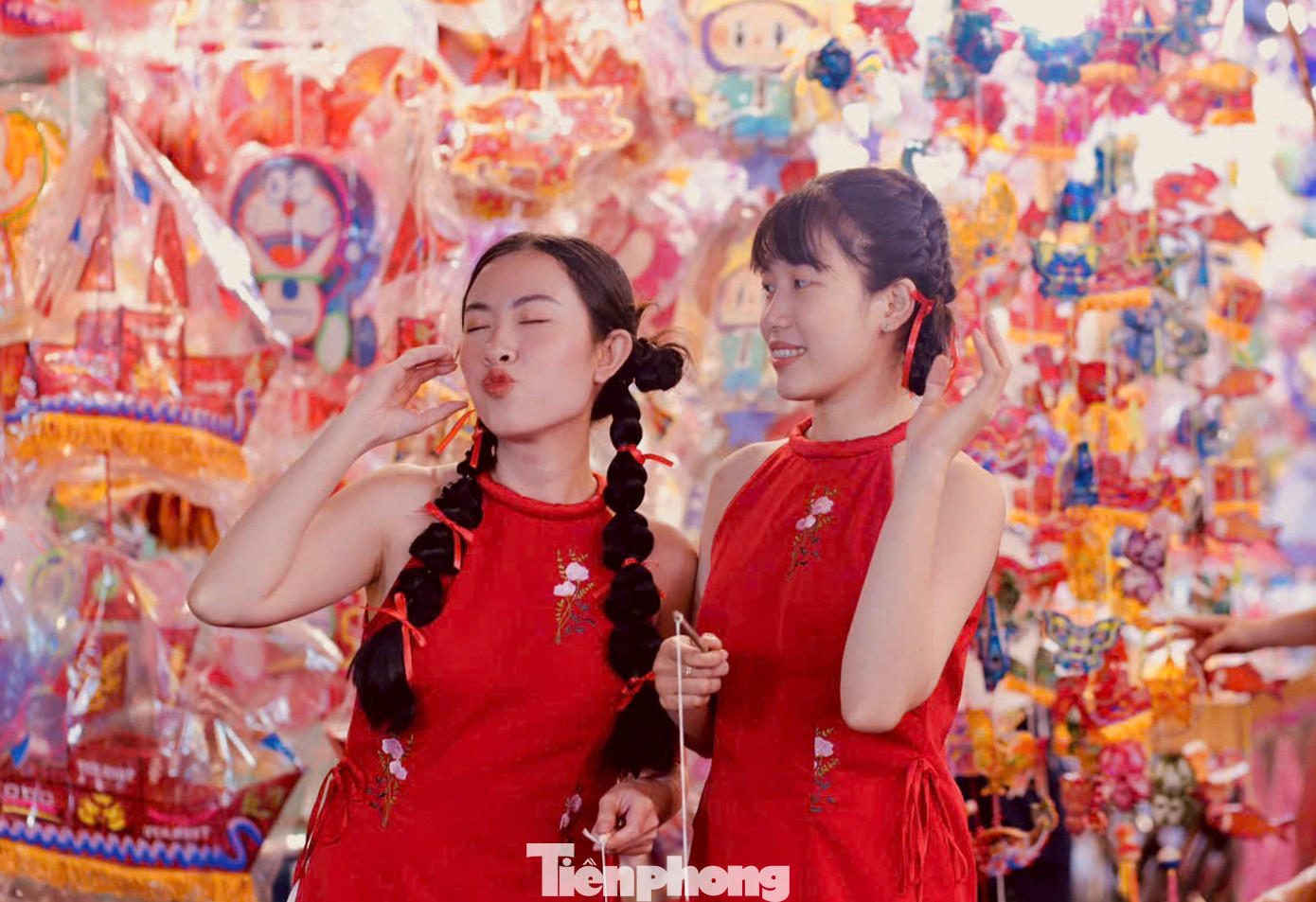 Bên cạnh những chiếc lồng đèn truyền thống, phố Lương Nhữ Học còn bắt trend rất nhanh những mẫu lồng đèn mới, thu hút đông đảo các bạn trẻ đến check in, chụp ảnh... Bên cạnh những chiếc lồng đèn truyền thống, phố Lương Nhữ Học còn bắt trend rất nhanh những mẫu lồng đèn mới, thu hút đông đảo các bạn trẻ đến check in, chụp ảnh...