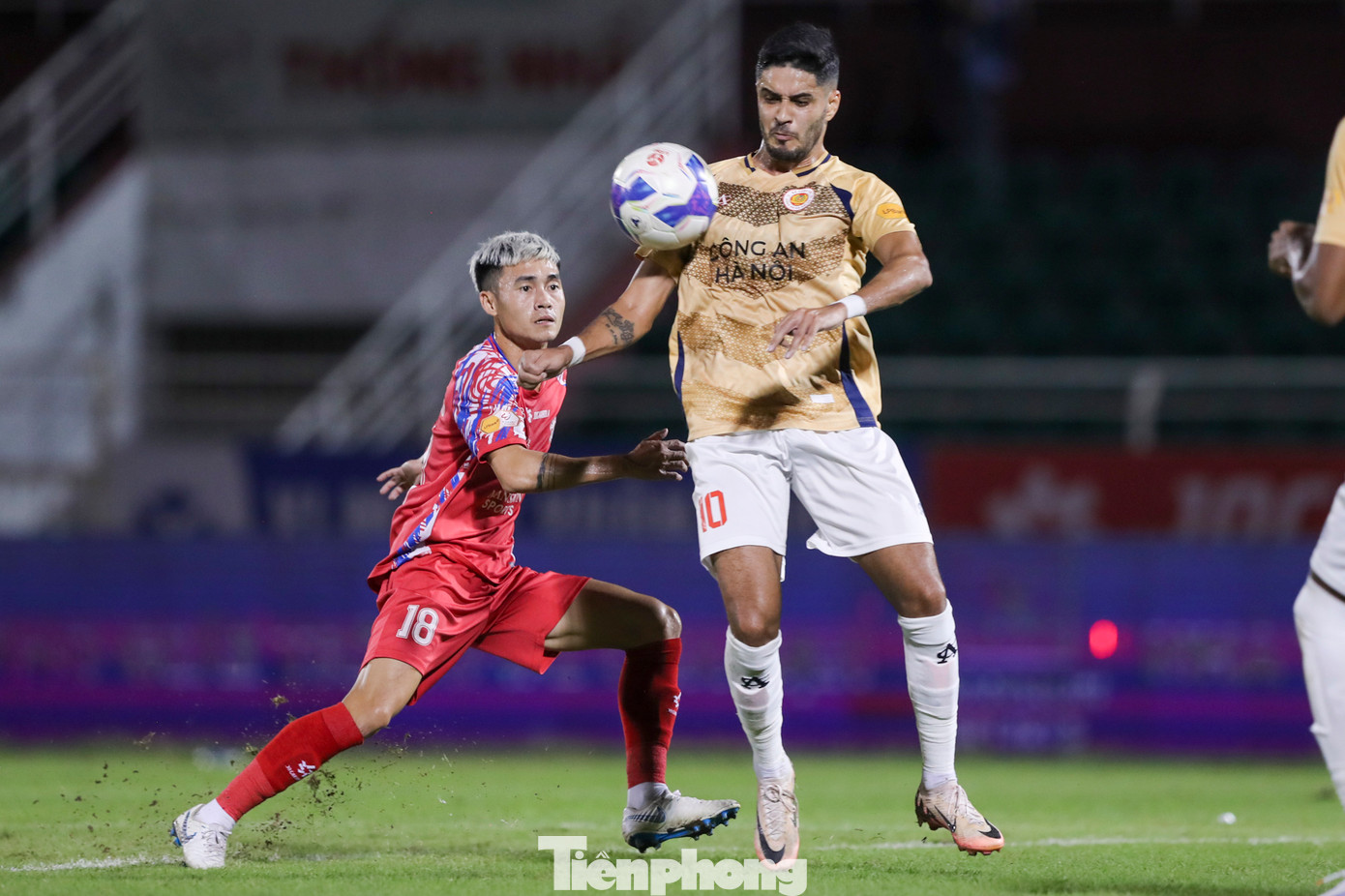 Không chấp nhận tỷ số hoà 1-1, phút 71 chủ nhà TPHCM đã có pha phản công vây hãm khung thành của đội khách, và Ngọc Long có cú lốp bóng qua đầu thủ môn Nguyễn Filip khi anh băng ra khá xa khung thành, nâng tỷ số lên 2-1 cho đội chủ nhà.