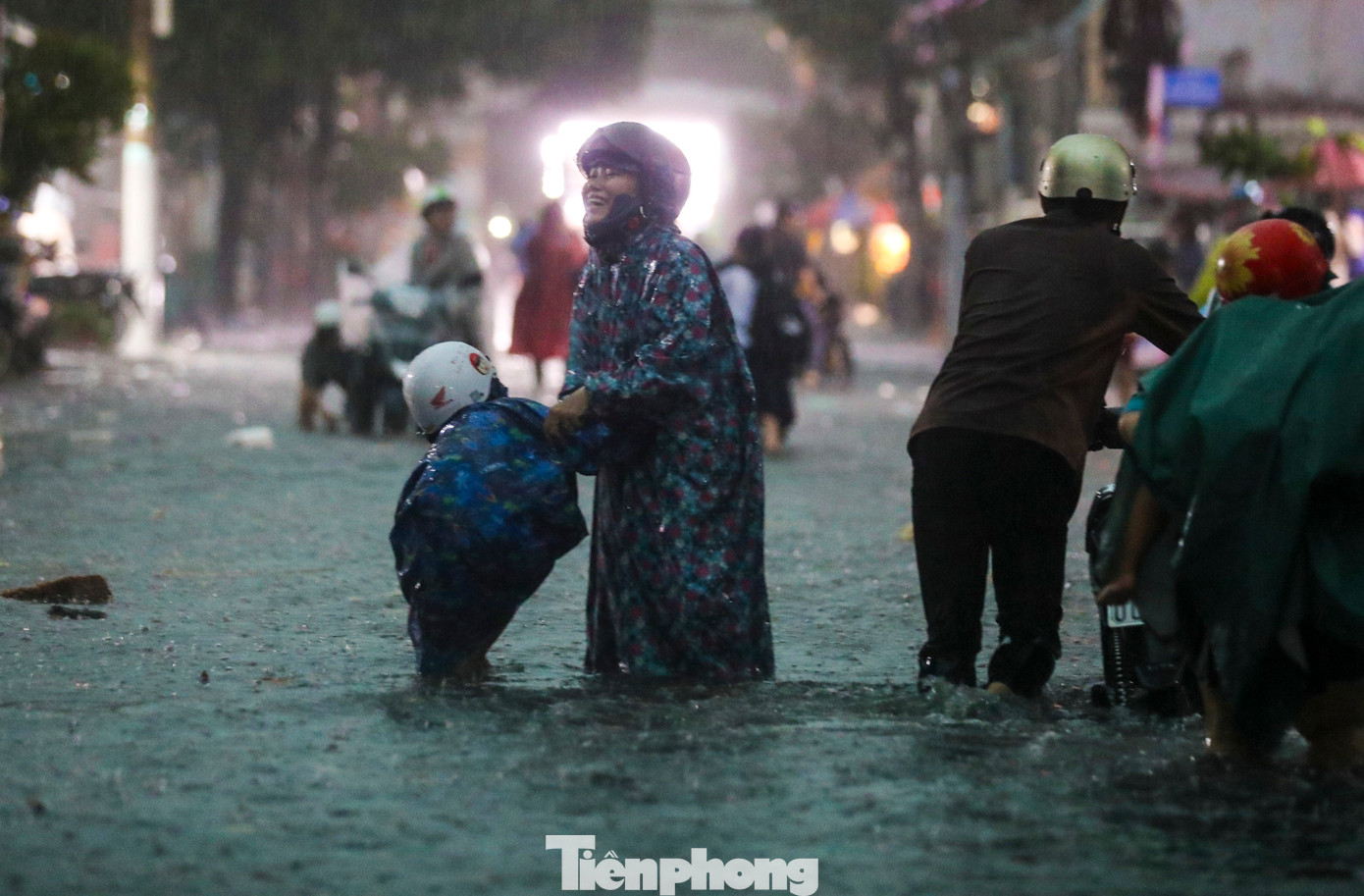 Nhiều phu huynh gặp khá nhiều khó khăn trong việc đưa đón con đi học.