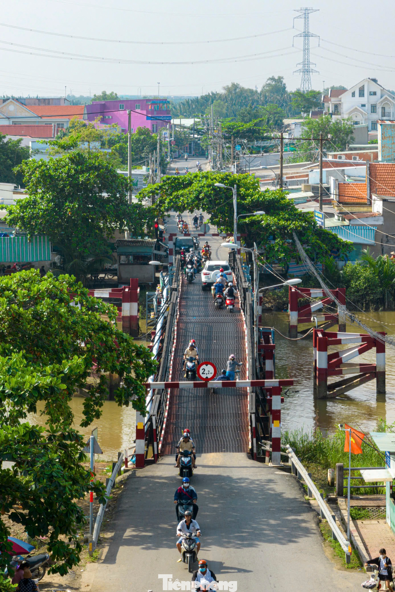 Bản mặt cầu được lắp bởi tấm sắt, mỗi khi có xe chạy qua đều bị rung lắc mạnh. Năm 2019, dự án xây mới cầu Rạch Tôm được Sở GTVT TPHCM phê duyệt với mức đầu tư gần 497 tỷ đồng.