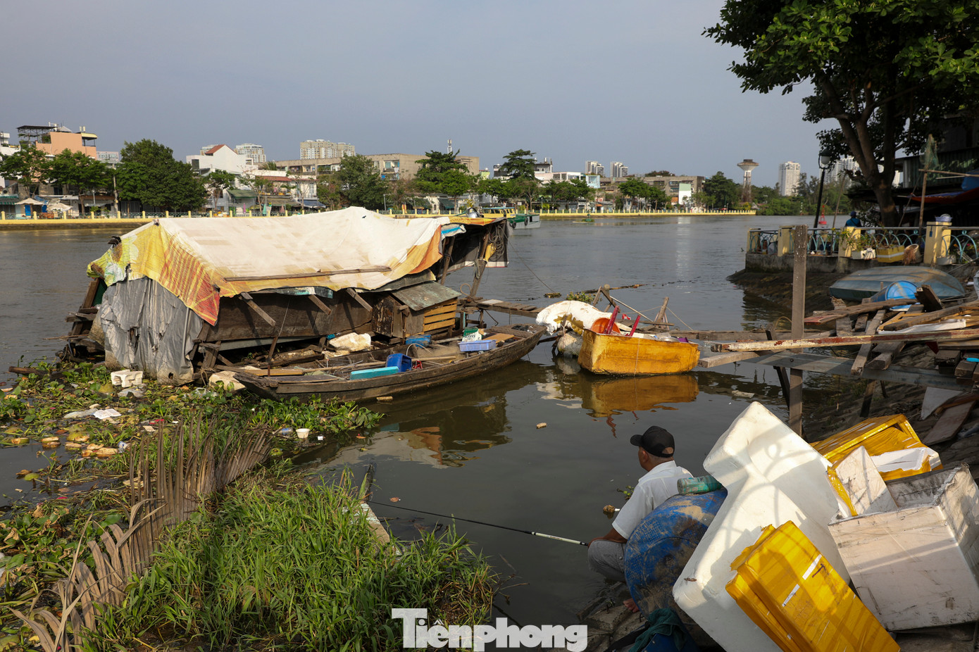Tình trạng sạt lở diễn ra từ tháng 6/2023 và ngày càng nghiêm trọng hơn. Người dân trong khu vực sạt lở mong chính quyền nhanh chóng sửa chữa và làm bờ kè chắc chắn để cuộc sống, sinh hoạt sớm ổn định trở lại. Tình trạng sạt lở diễn ra từ tháng 6/2023 và ngày càng nghiêm trọng hơn. Người dân trong khu vực sạt lở mong chính quyền nhanh chóng sửa chữa và làm bờ kè chắc chắn để cuộc sống, sinh hoạt sớm ổn định trở lại.