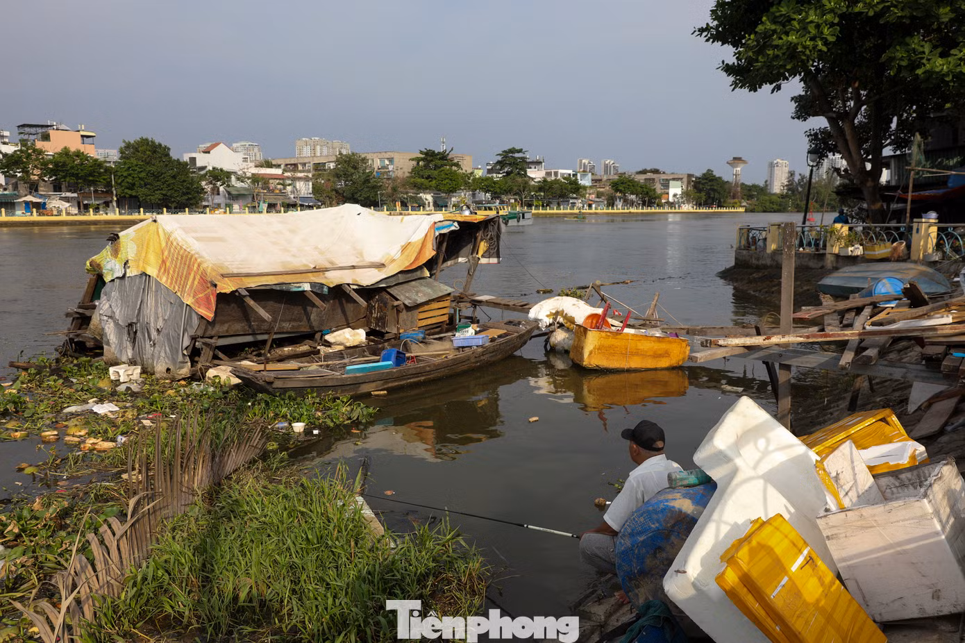 Tình trạng sạt lở diễn ra từ tháng 6/2023 và ngày càng nghiêm trọng hơn. Người dân trong khu vực sạt lở mong chính quyền nhanh chóng sửa chữa và làm bờ kè chắc chắn để cuộc sống, sinh hoạt sớm ổn định trở lại.