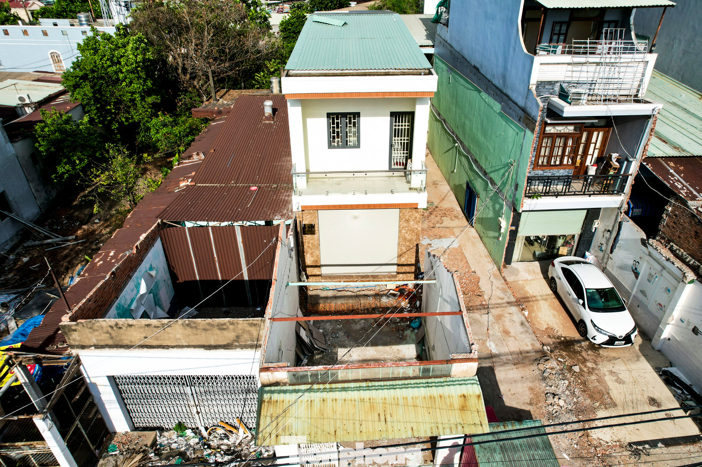 Những ngày qua, nhiều căn nhà dọc đường Hoàng Hữu Nam được người dân phá dỡ, lùi sâu vào trong, chờ triển khai dự án mở rộng đường.