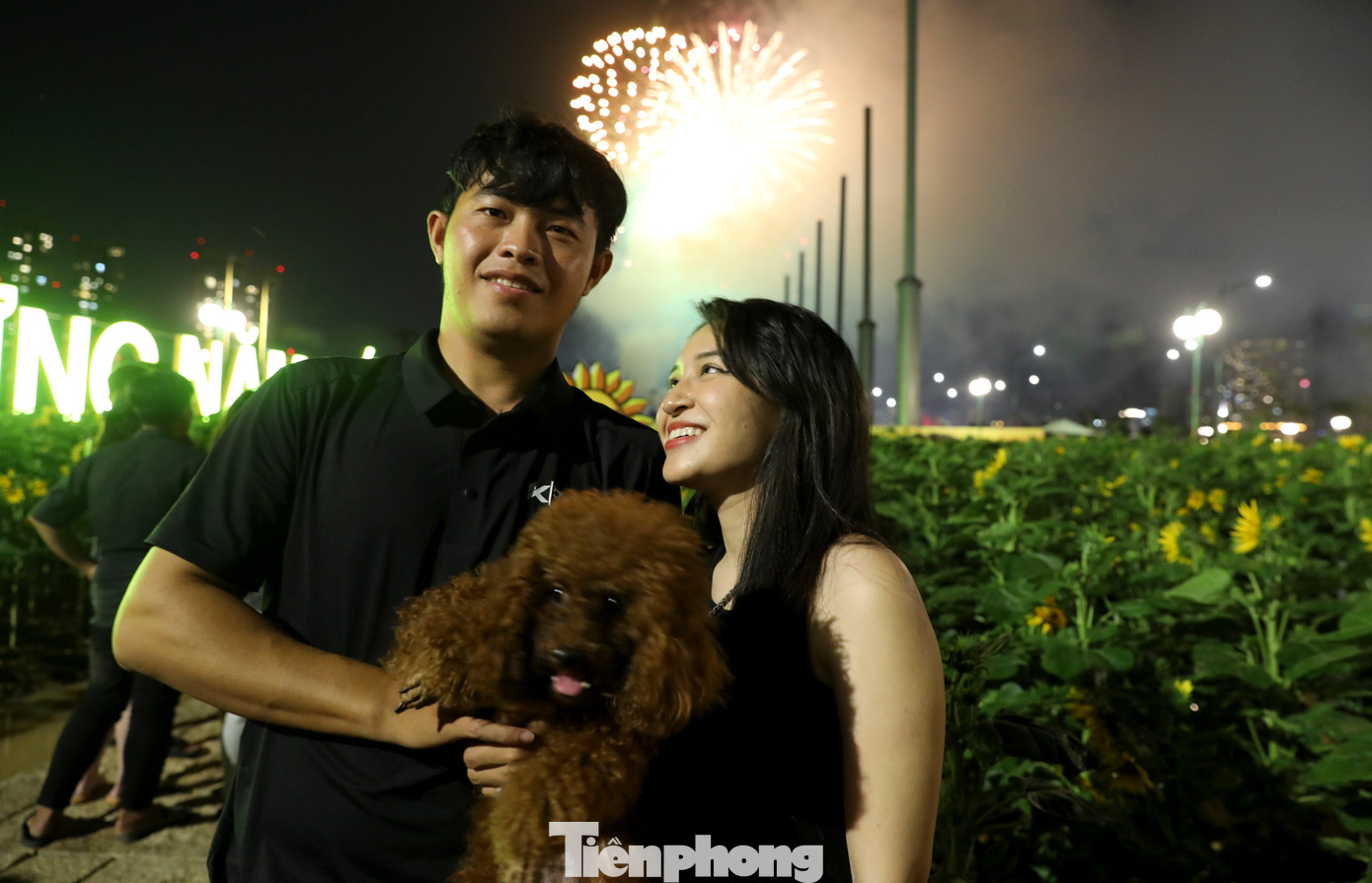 Đôi bạn trẻ thích thú khi lần đầu cùng nhau thưởng thức pháo hoa giữa không gian lãng mạn tại cánh đồng hoa hướng dương.