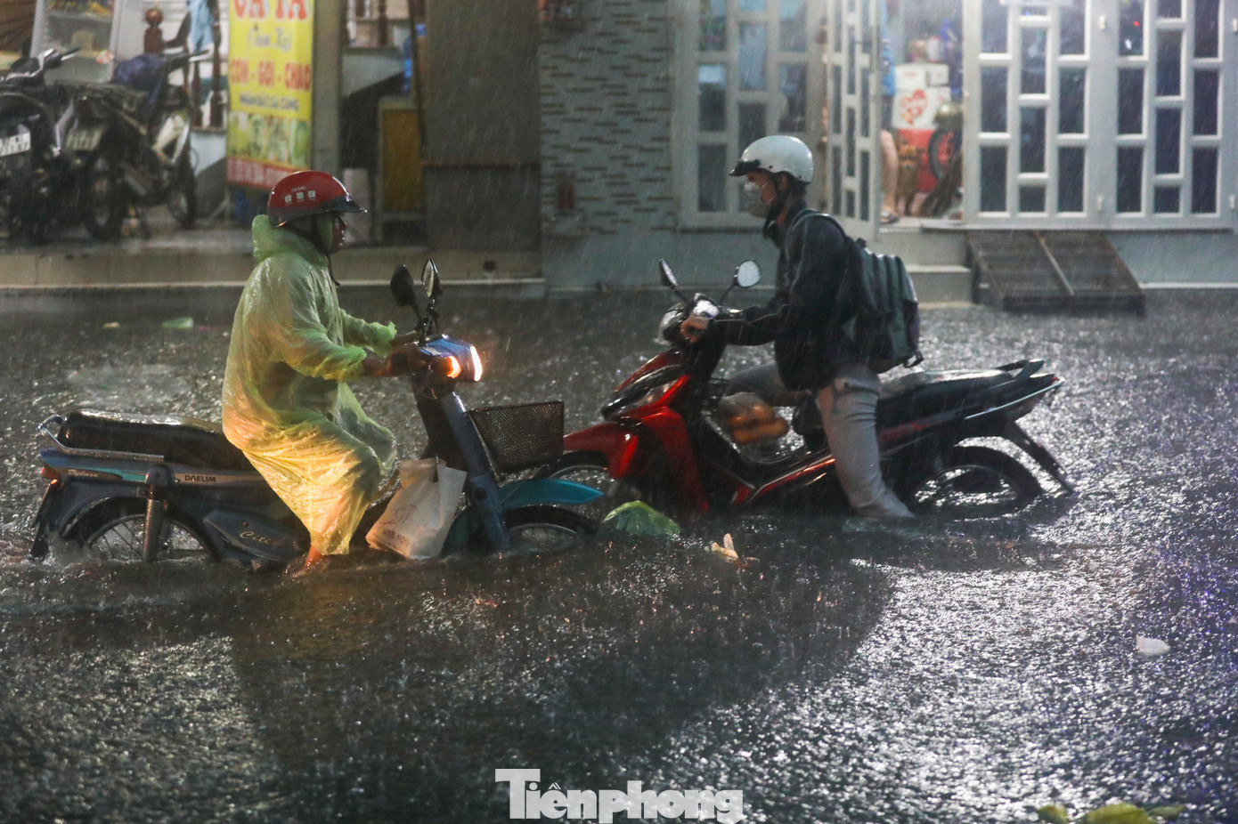 Theo Đài khí tượng thủy văn Nam Bộ, nhiễu động không khí gây mưa lớn tại nhiều quận huyện TP HCM và TP Thủ Đức. Tính đến 17h, lượng mưa tại huyện Hóc Môn là 59 mm, TP Thủ Đức đến 86 mm.