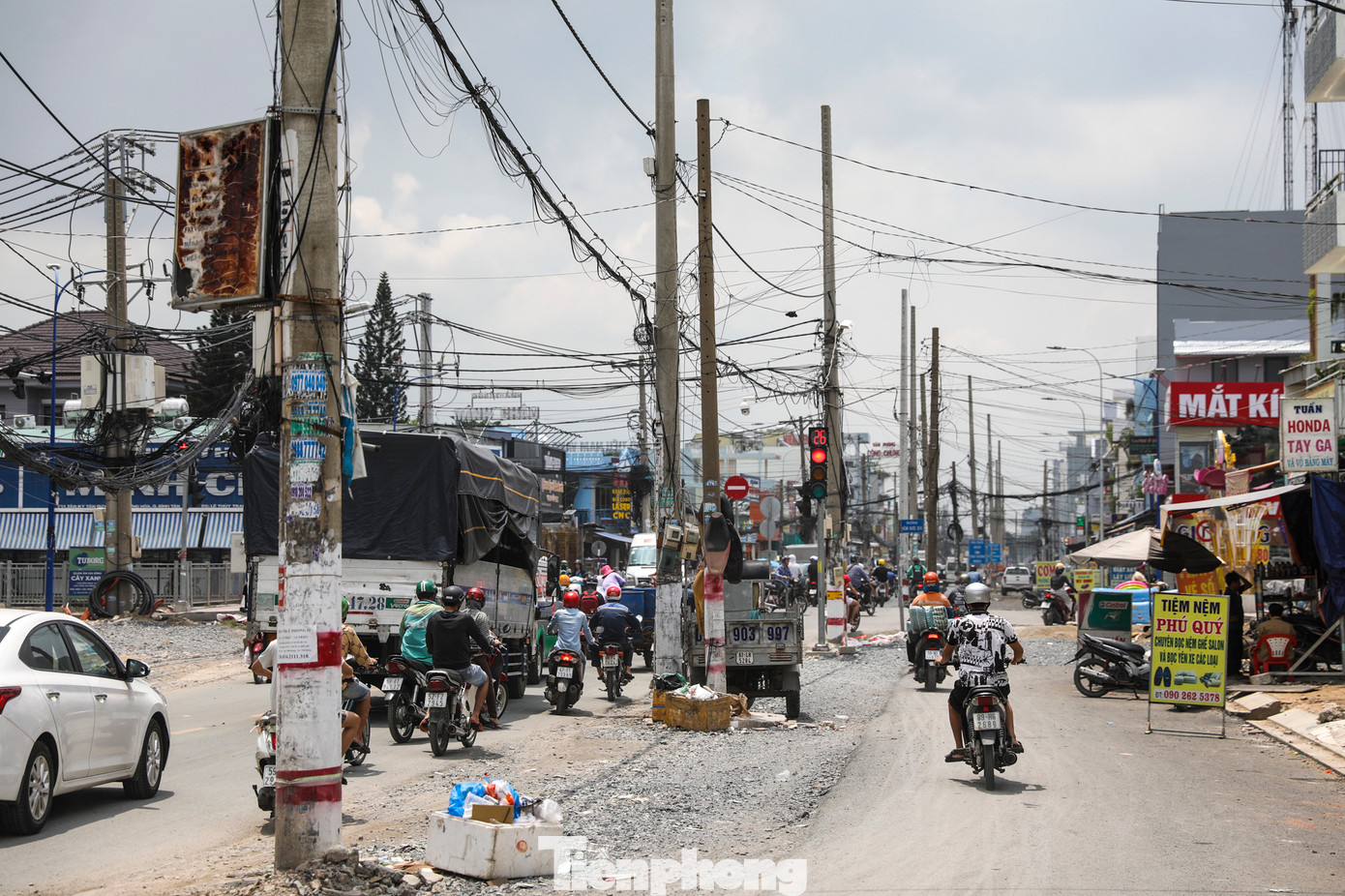 Đầu tháng 11, dọc dự án nâng cấp đường Tân Kỳ Tân Quý đoạn gần kênh Nước Đen (quận Bình Tân), hàng chục trụ điện chưa được giải tỏa, chắn một bên lề hướng từ đường Mã Lò đến Cộng Hòa.