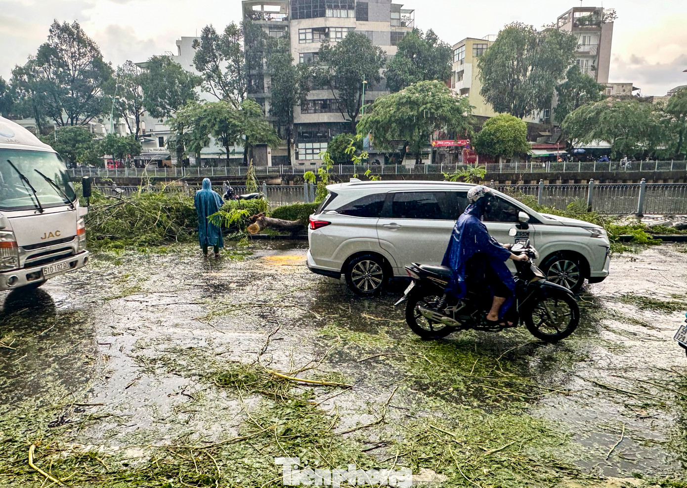 Tuyến đường Hoàng Sa là đường một chiều, việc quay đầu là không thể nên xảy ra tình trạng ùn tắc kéo dài. Tuyến đường Hoàng Sa là đường một chiều, việc quay đầu là không thể nên xảy ra tình trạng ùn tắc kéo dài.