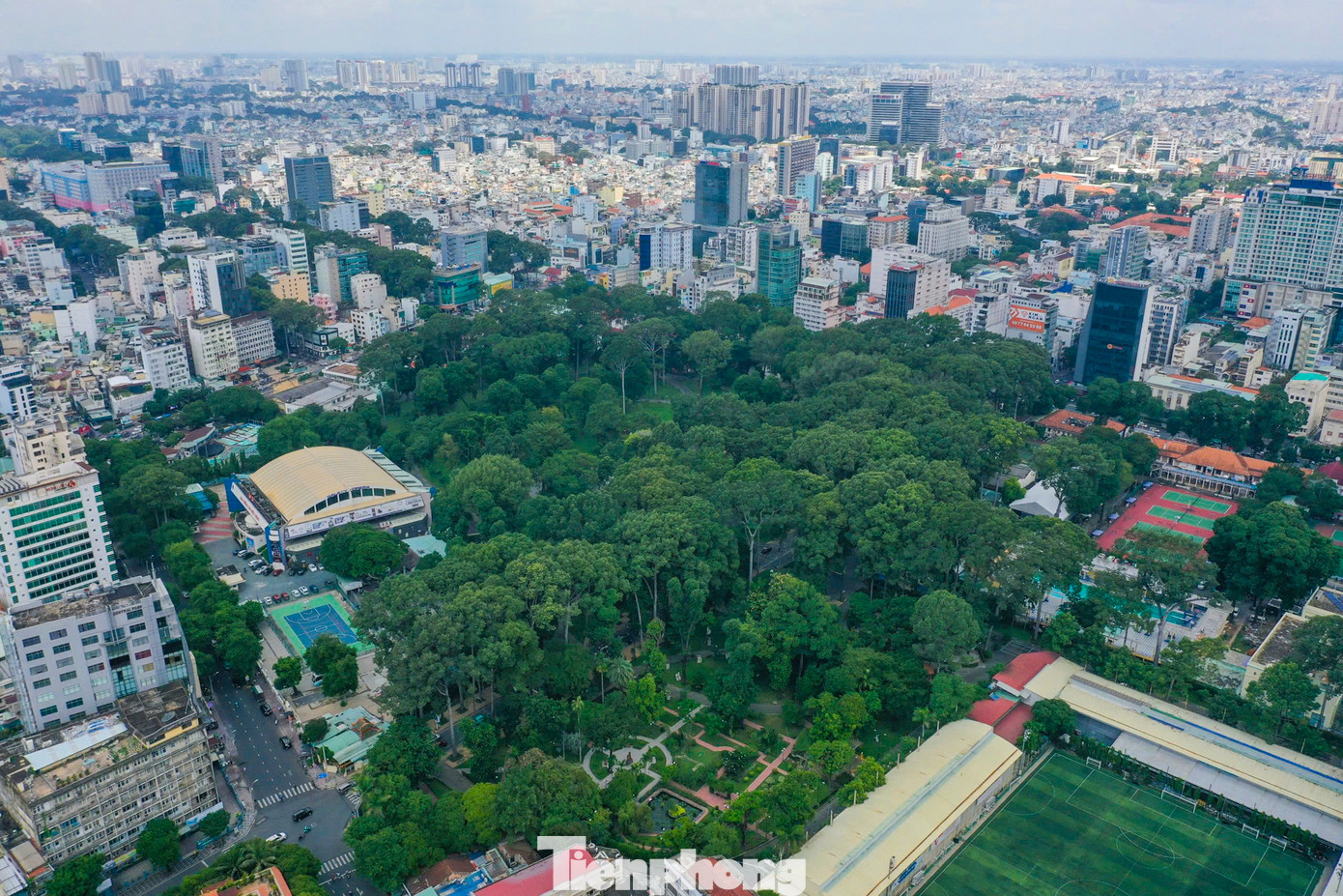 Công viên Tao Đàn cũng là một địa điểm tuyệt vời để tụ tập, hoạt động nhóm với gia đình và bạn bè. Với không gian mở rộng, cây cối xanh mát, và những ghế ngồi, sân chòi được sắp xếp đúng cách, các nhóm bạn có thể thoải mái vui chơi và tổ chức những buổi sinh hoạt ngoài trời.