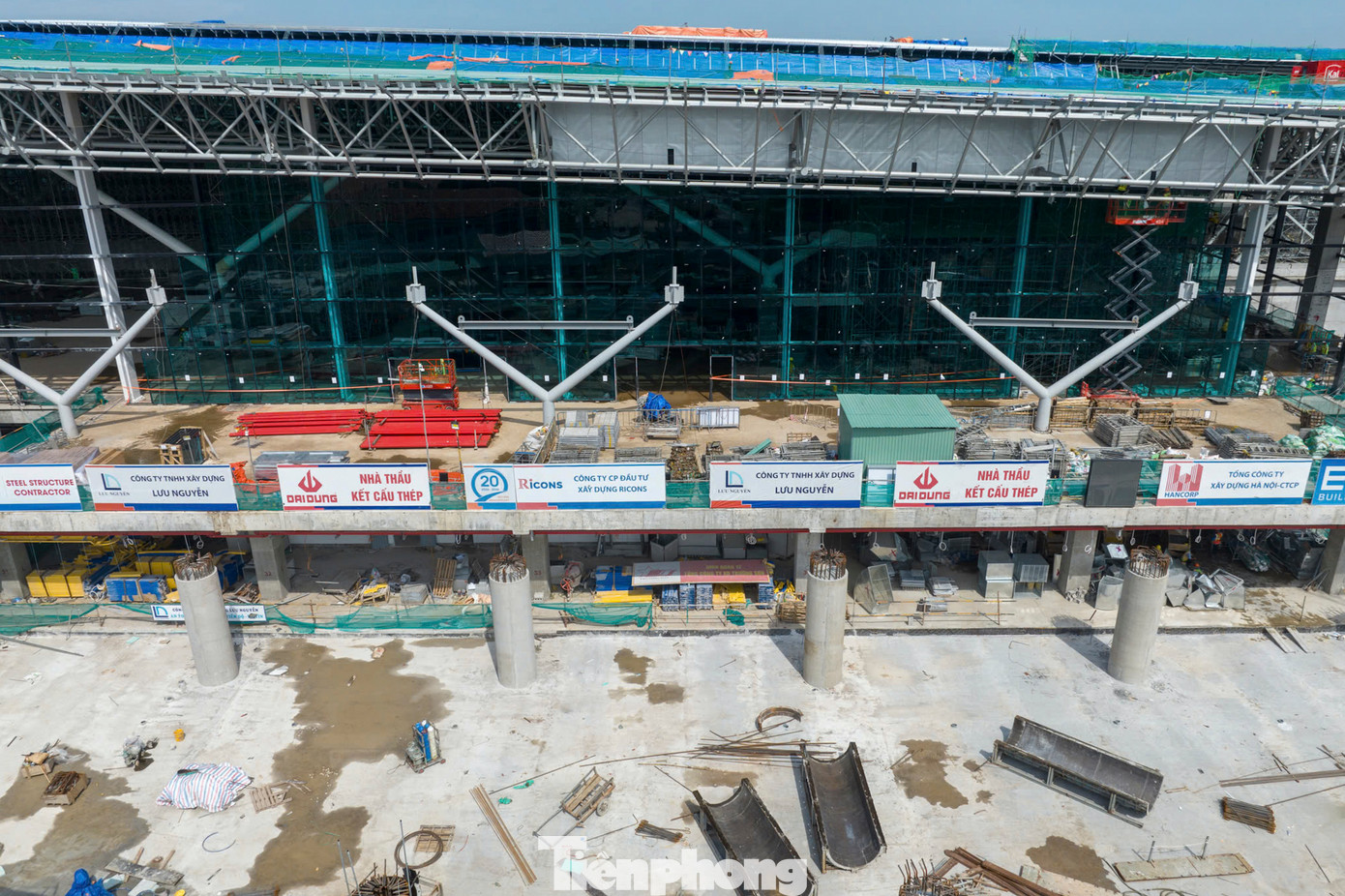 Nhà ga T3 dự kiến sẽ hoàn thành sớm hơn hai tháng so với kế hoạch đề ra. Khi đi vào khai thác, nhà ga T3 sẽ giúp giảm tải cho ga quốc nội hiện hữu của sân bay Tân Sơn Nhất.