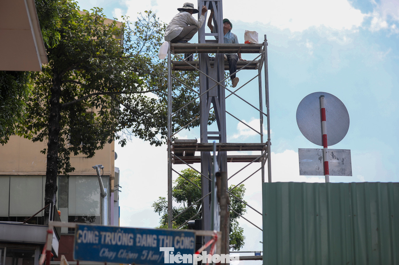 Cổng chào của phố ẩm thực Sky Garden đặt tại đầu đường Phan Văn Nghị đang được xây dựng.