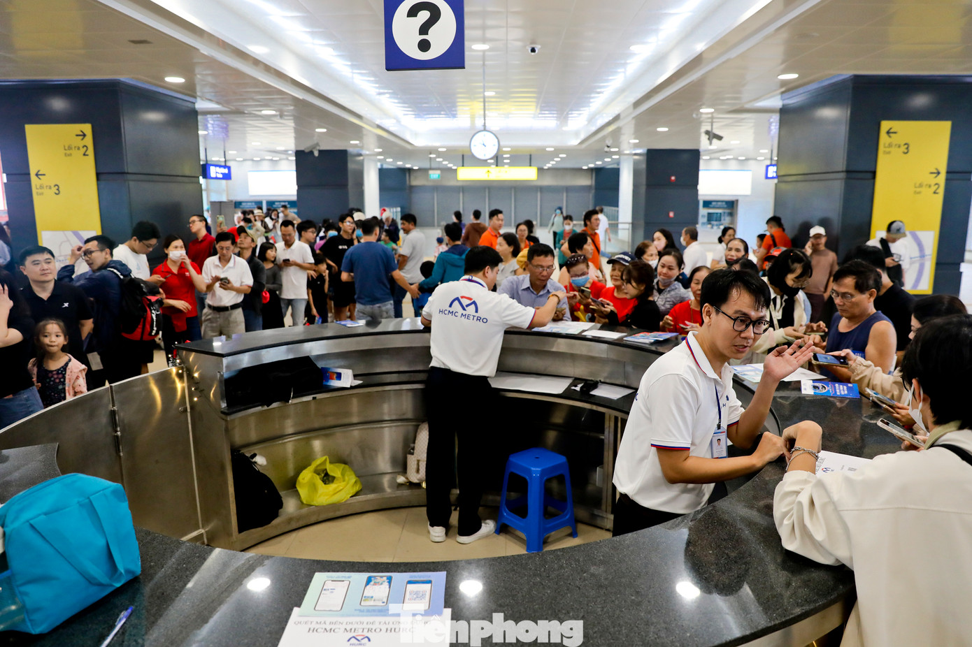 Tại ga Tân Cảng, rất đông người dân đã có mặt chờ đến lượt trải nghiệm tuyến metro đầu tiên của TPHCM.
