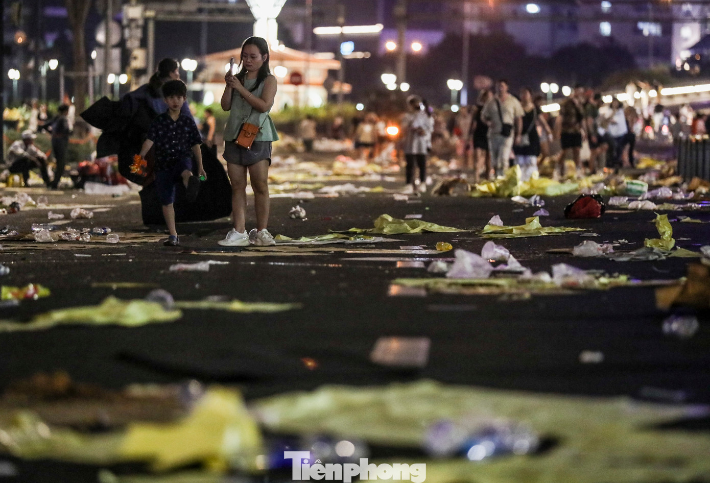 Nhiều vị trí vẫn còn vương vãi đôi ba ly nhựa dùng một lần hay một tấm bạt trải ngồi.