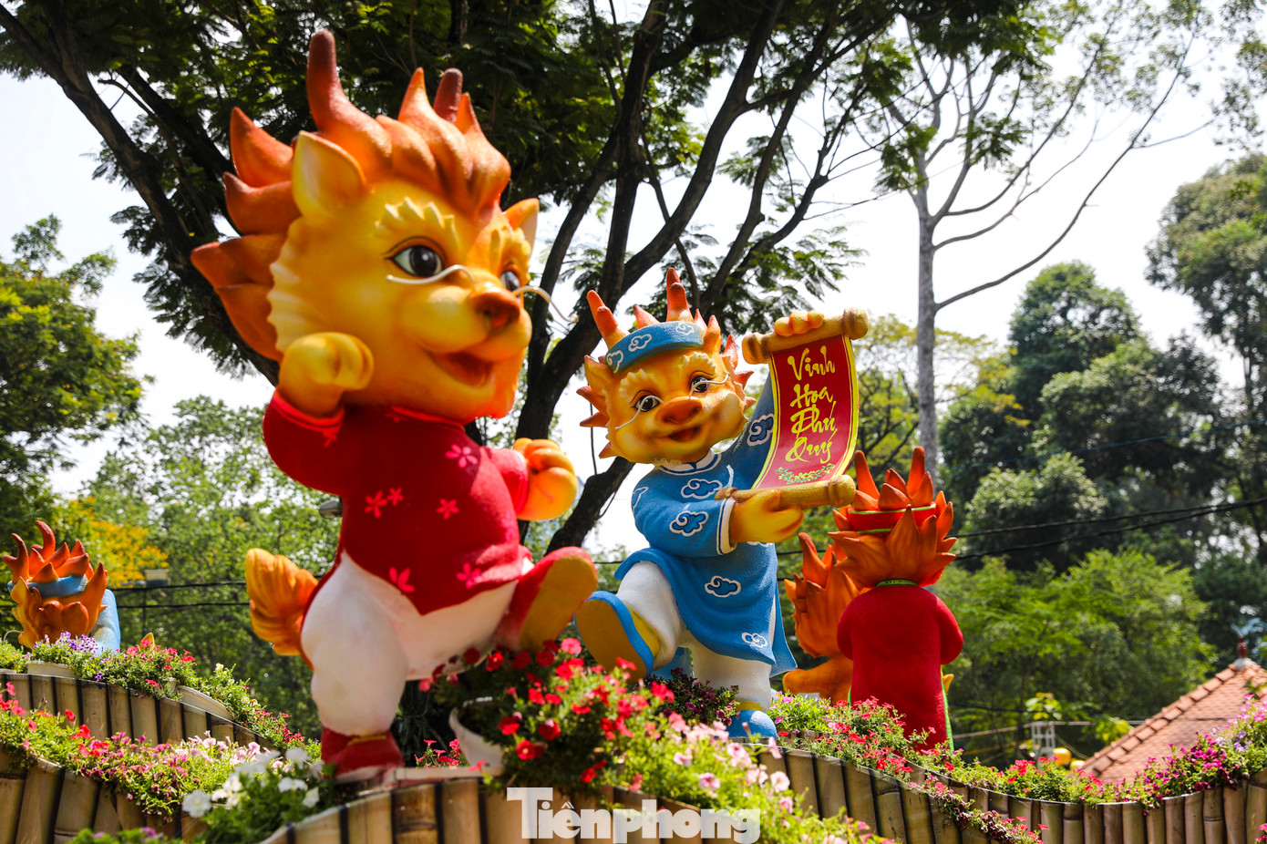 Ngoài ra, Hội hoa xuân Giáp Thìn năm 2024 còn có các chương trình hấp dẫn như chương trình văn hóa nghệ thuật, ca múa nhạc tạp kỹ, hài kịch theo chủ đề hằng ngày; biểu diễn lân sư rồng hằng đêm và sáng mùng 1, 2, 3 Tết với sự tham gia của nhiều đoàn lân nổi tiếng tại TPHCM.