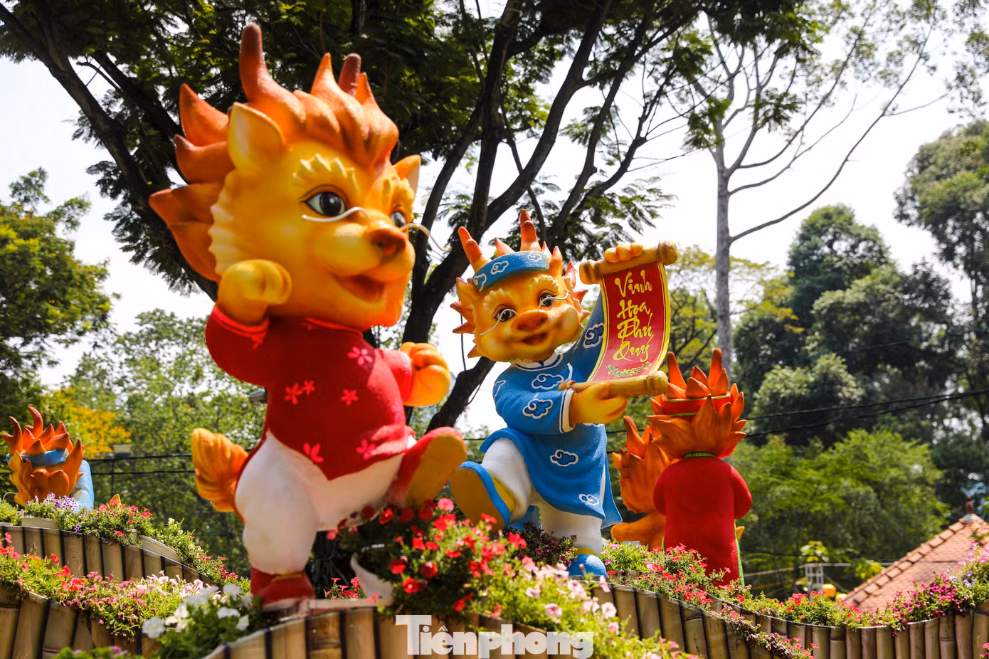 Ngoài ra, Hội hoa xuân Giáp Thìn năm 2024 còn có các chương trình hấp dẫn như chương trình văn hóa nghệ thuật, ca múa nhạc tạp kỹ, hài kịch theo chủ đề hằng ngày; biểu diễn lân sư rồng hằng đêm và sáng mùng 1, 2, 3 Tết với sự tham gia của nhiều đoàn lân nổi tiếng tại TPHCM.