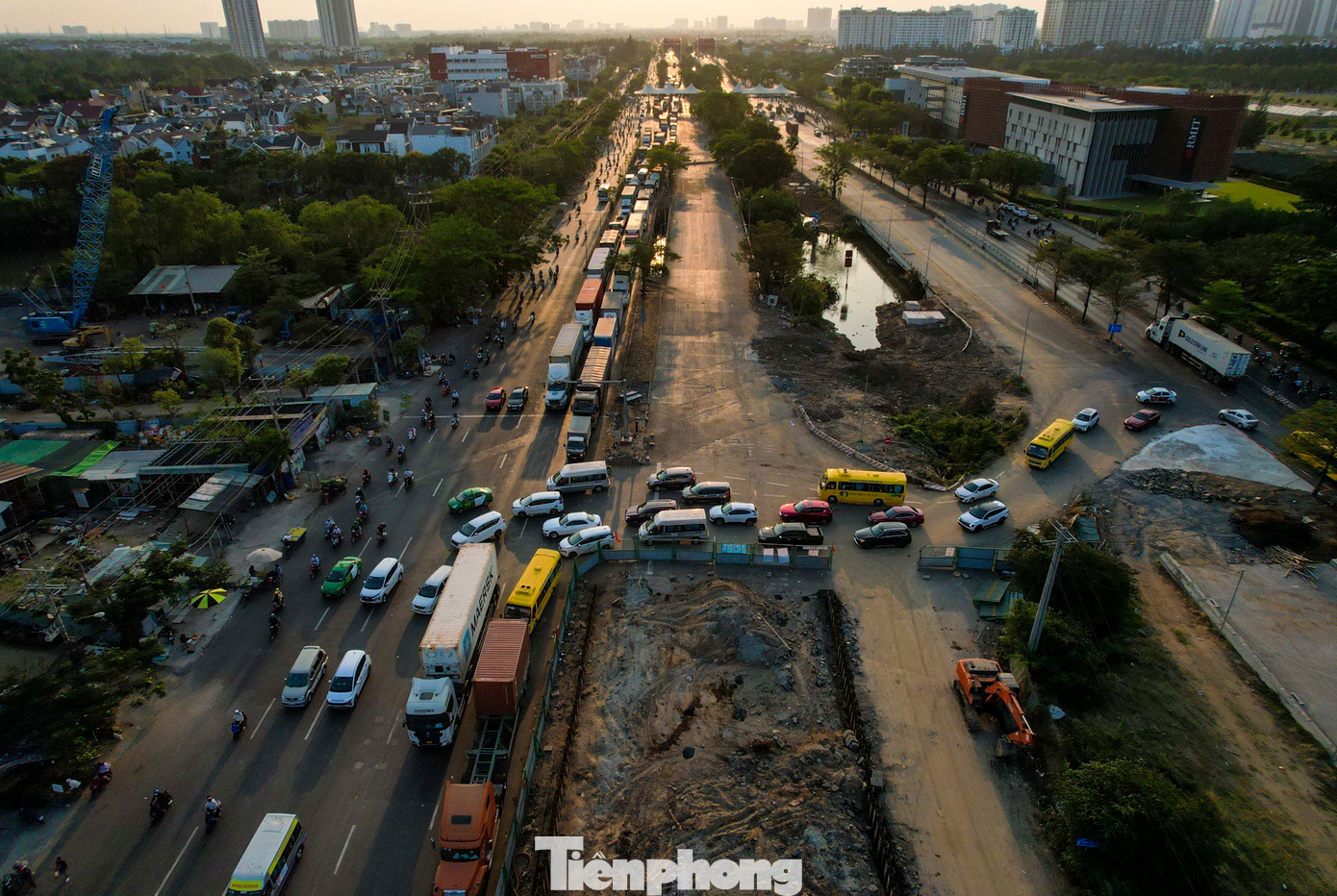 Ngoài việc điều chỉnh đường đi, chỗ quay đầu tạm thời cho xe cộ thì các đơn vị liên quan là chủ đầu tư, nhà thầu và lực lượng cảnh sát giao thông TPHCM đã tích cực thông báo đến người dân về lộ trình mới và điều tiết xe cộ để người dân đi lại đỡ vất vả hơn trong thời gian chờ xây dựng nút giao này hoàn tất.