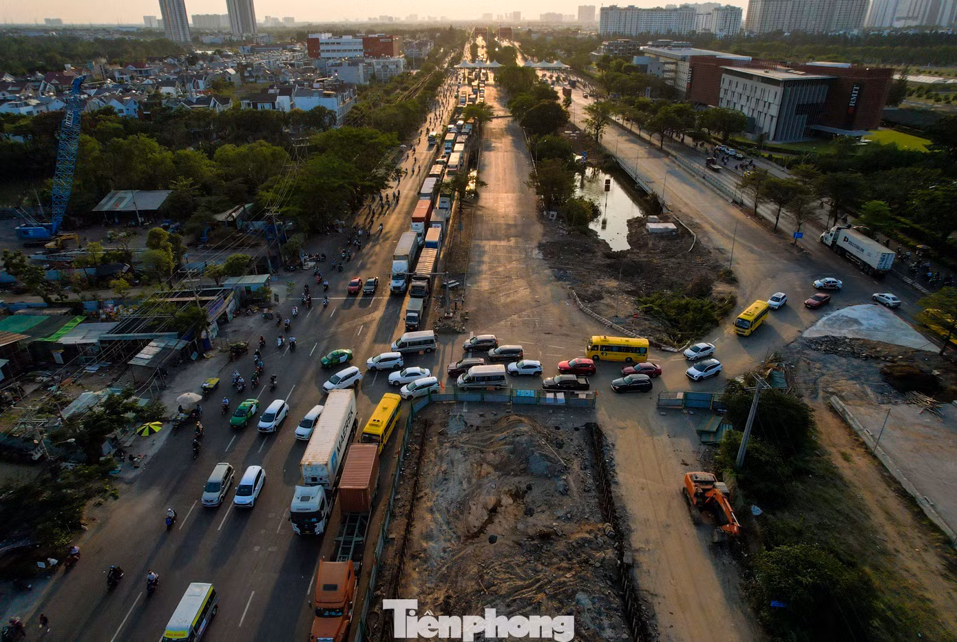Ngoài việc điều chỉnh đường đi, chỗ quay đầu tạm thời cho xe cộ thì các đơn vị liên quan là chủ đầu tư, nhà thầu và lực lượng cảnh sát giao thông TPHCM đã tích cực thông báo đến người dân về lộ trình mới và điều tiết xe cộ để người dân đi lại đỡ vất vả hơn trong thời gian chờ xây dựng nút giao này hoàn tất. Ngoài việc điều chỉnh đường đi, chỗ quay đầu tạm thời cho xe cộ thì các đơn vị liên quan là chủ đầu tư, nhà thầu và lực lượng cảnh sát giao thông TPHCM đã tích cực thông báo đến người dân về lộ trình mới và điều tiết xe cộ để người dân đi lại đỡ vất vả hơn trong thời gian chờ xây dựng nút giao này hoàn tất.