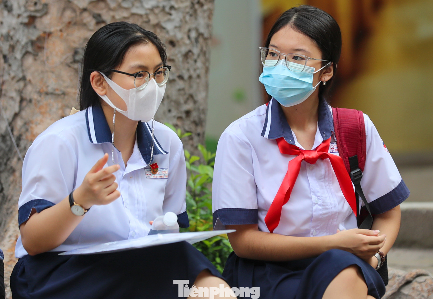 Tranh thủ trước giờ làm thủ tục, nhiều em học sinh đã tập trung nhau lại trước cổng trường rồi mở sách, vở ra để cùng nhau ôn tập. Tranh thủ trước giờ làm thủ tục, nhiều em học sinh đã tập trung nhau lại trước cổng trường rồi mở sách, vở ra để cùng nhau ôn tập.