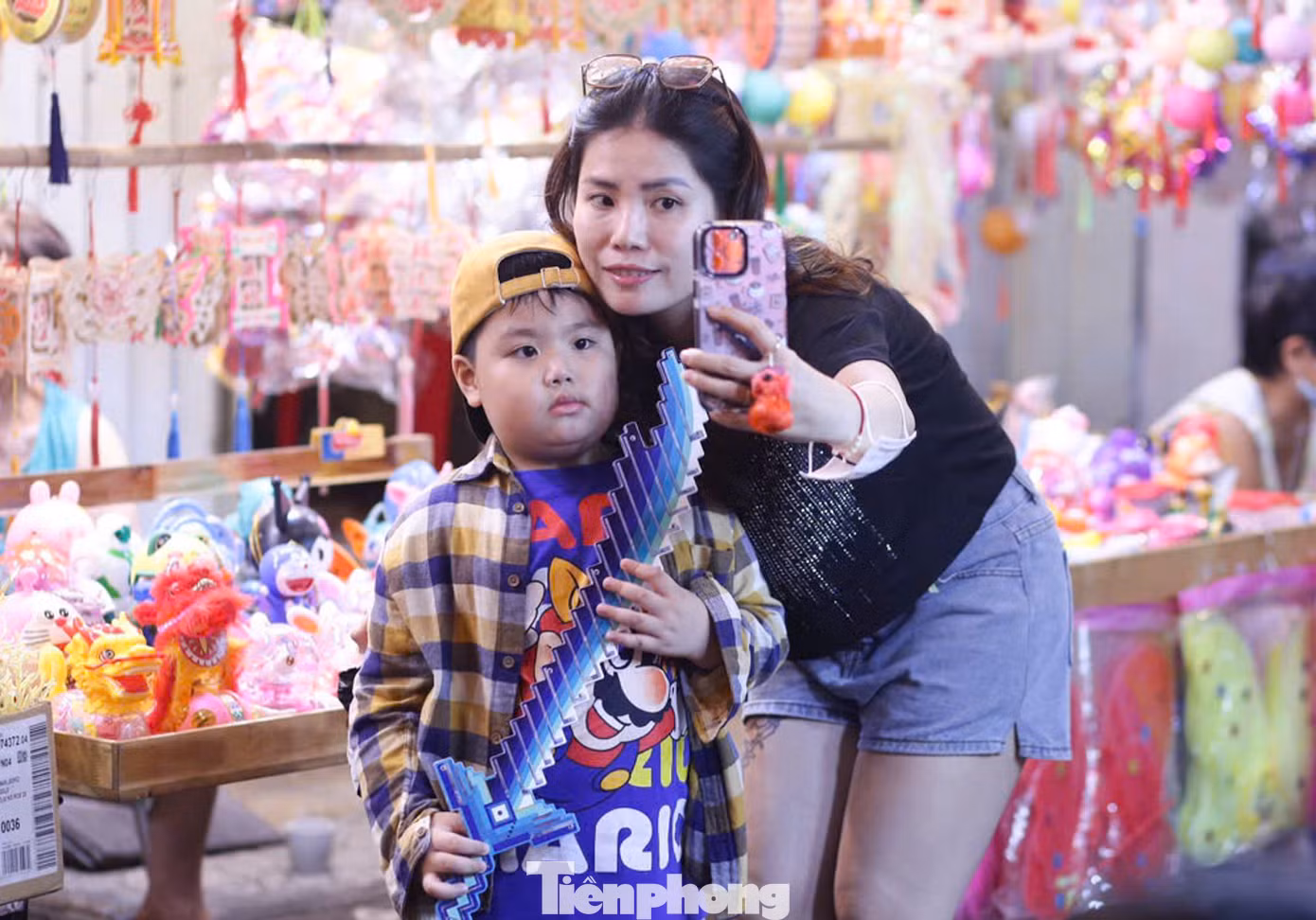 Các em nhỏ thích thú khi được ba mẹ chụp ảnh cùng những chiếc lồng đèn.