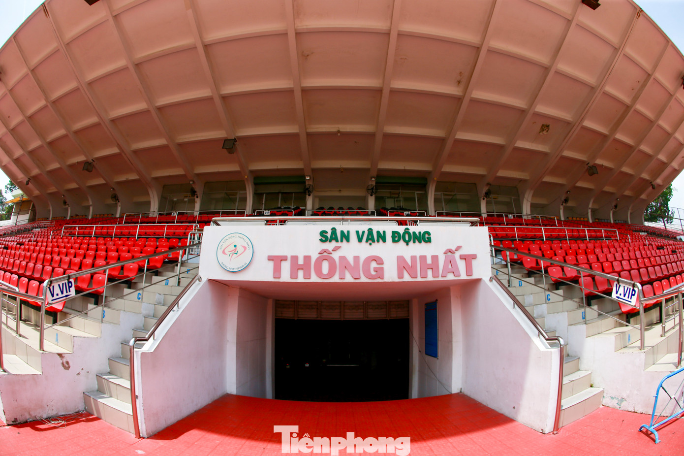 Sân vận động Thống Nhất (quận 10, TPHCM) có sức chứa gần 20.000 chỗ ngồi, từng tổ chức nhiều giải đấu lớn của quốc gia và khu vực nhưng hiện nay nhiều hạng mục đang xuống cấp do không được tu bổ, gây khó khăn cho các hoạt động thể thao văn hoá.