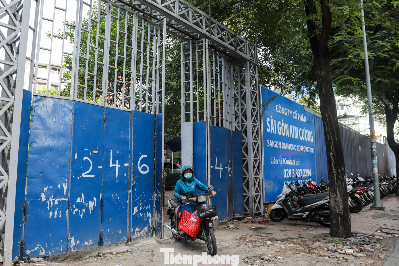 Cổng ra vào dự án luôn được đóng kín ở mặt đường Nguyễn Trung Trực.