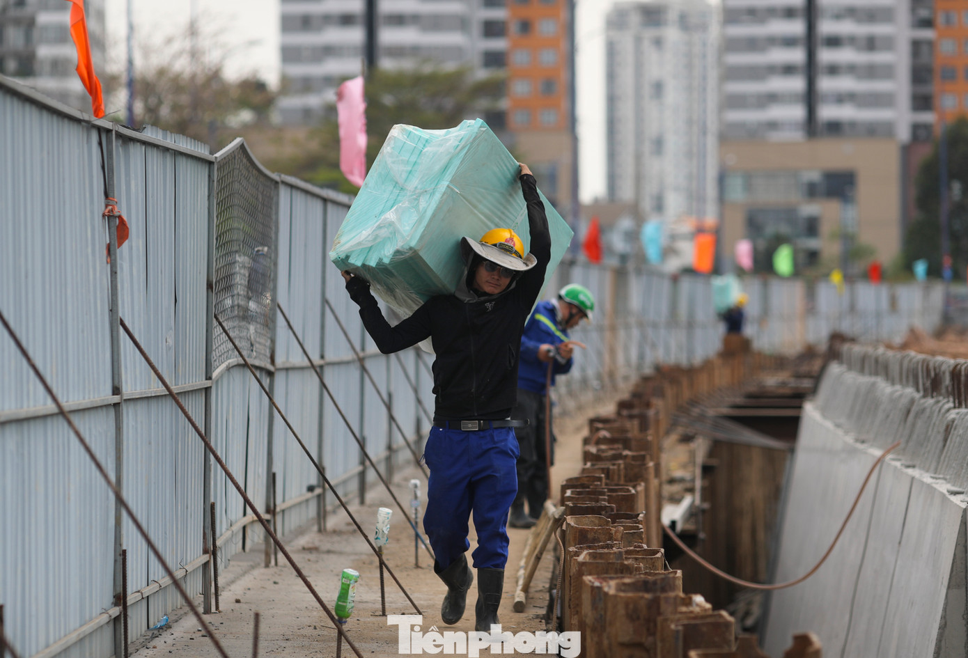 Theo ghi nhận của Tiền Phong tại khu vực gói thầu xây lắp số 5 (xây dựng hầm chui HC1-01) của dự án nút giao thông An Phú, dưới cái nắng gay gắt, hàng chục công nhân vẫn đang miệt mài thi công để công trình hoàn thành đúng tiến độ.
