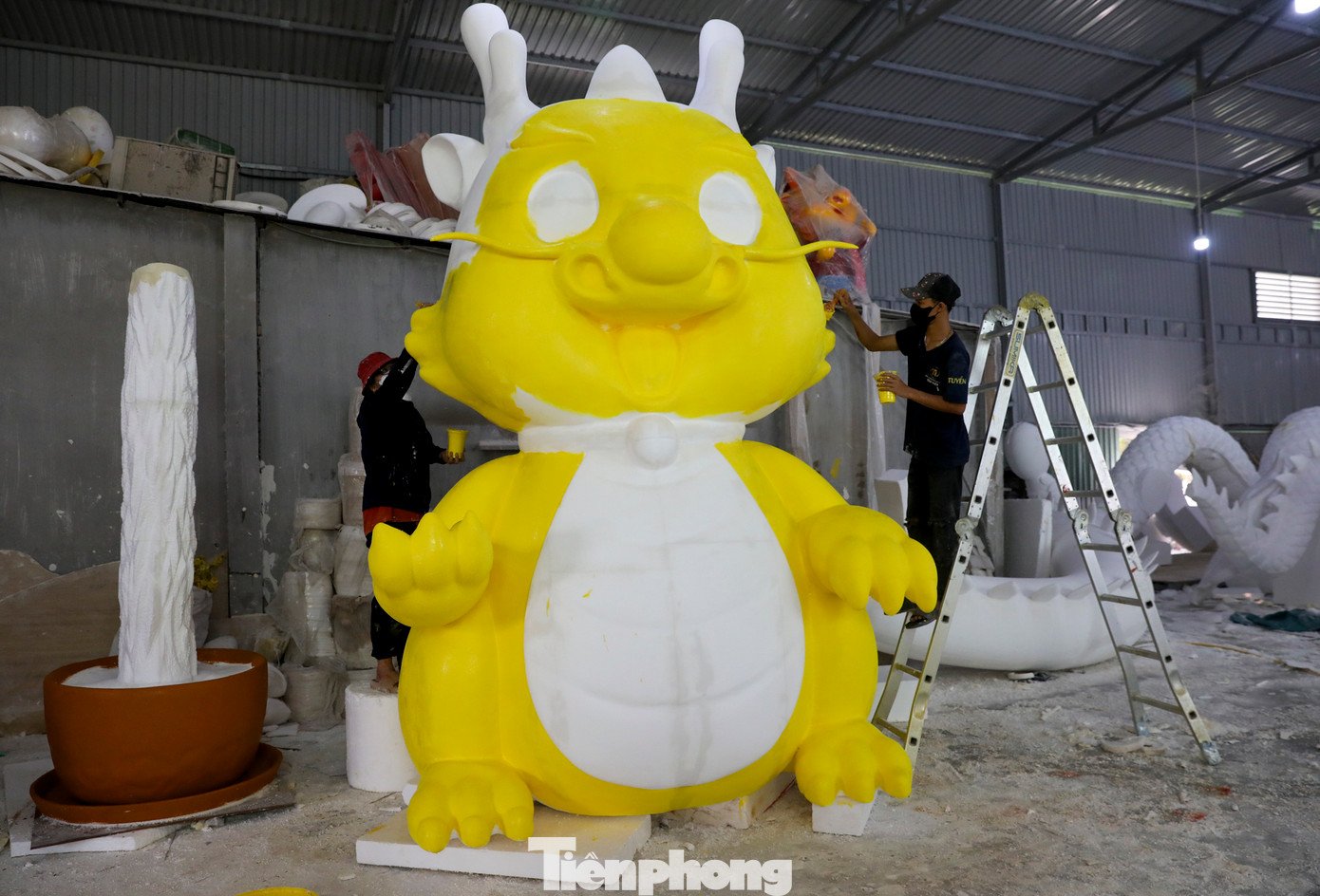 Ngoài những mẫu rồng truyền thống, xưởng còn thi công những mẫu rồng cách điệu theo yêu cầu của khách hàng.