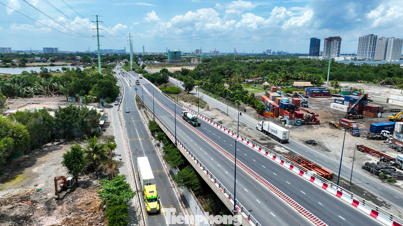 Đoạn từ nút giao Mỹ Thủy đến cầu Phú Hữu dài 5,6km mở rộng từ 6 lên 12 làn xe; xây dựng một đơn nguyên cầu Phú Hữu 4 làn xe, dài 600m, tổng vốn 2.259 tỉ đồng. Dự án đề xuất triển khai giai đoạn 2024-2028.