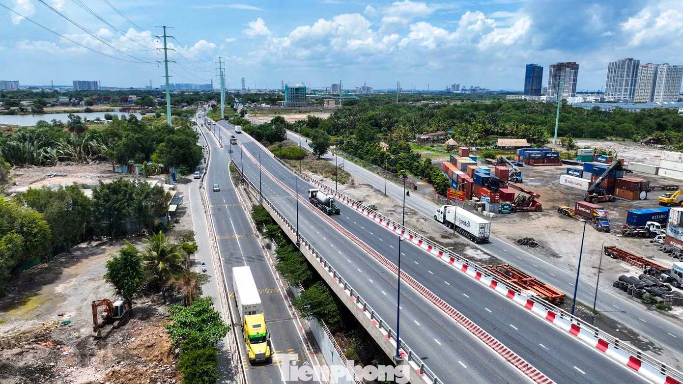 Đoạn từ nút giao Mỹ Thủy đến cầu Phú Hữu dài 5,6km mở rộng từ 6 lên 12 làn xe; xây dựng một đơn nguyên cầu Phú Hữu 4 làn xe, dài 600m, tổng vốn 2.259 tỉ đồng. Dự án đề xuất triển khai giai đoạn 2024-2028.