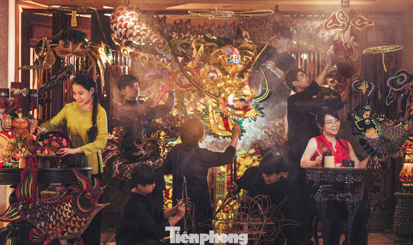 Từ niềm đam mê với nghệ thuật thủ công và mong muốn nối dài hơi thở văn hóa truyền thống, nữ kiến trúc sư Nguyễn Thị Kim Thuỷ đã tạo nên nhịp cầu kết nối giữa quá khứ và hiện tại, mang theo nét đẹp xưa cũ trong diện mạo hoàn toàn mới bằng việc phỏng dựng những chiếc lồng đèn cổ.