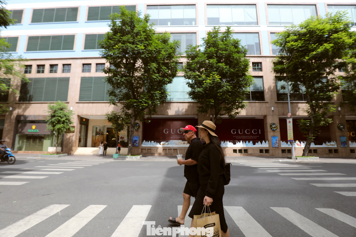 Bà Trang Bùi, Tổng giám đốc Cushman &amp; Wakefield, cho biết Đồng Khởi là một trong những con phố sầm uất và nổi tiếng nhất tại trung tâm TPHCM, gần nhiều khách sạn cao cấp và các điểm du lịch nổi tiếng, giúp thu hút lượng khách hàng tiêu dùng cao cấp tiềm năng lớn.