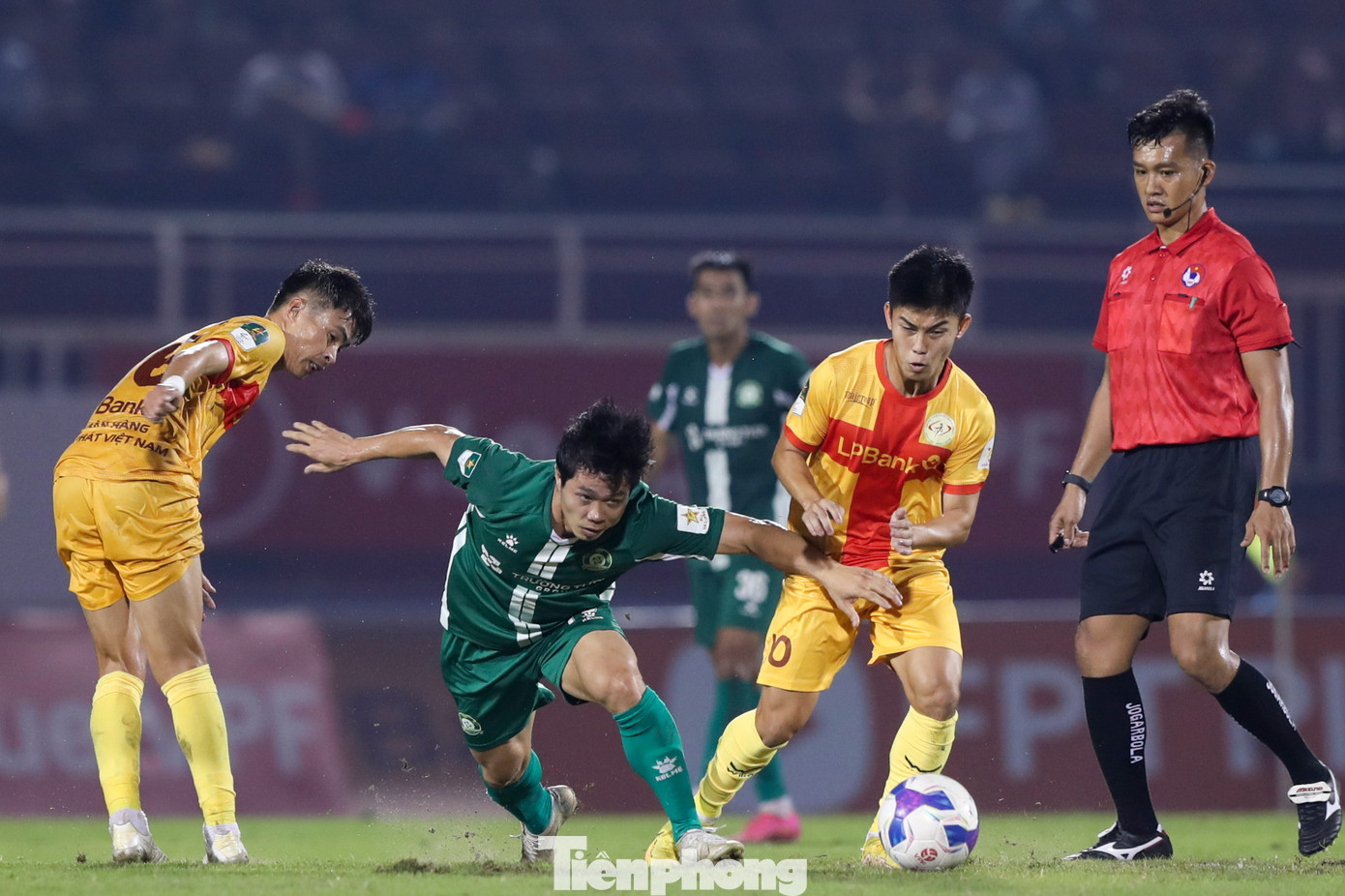 Dấu ấn của Công Phượng chỉ là những pha đi bóng đơn độc nhưng lại không mang đến sự hiệu quả cao cho Bình Phước.