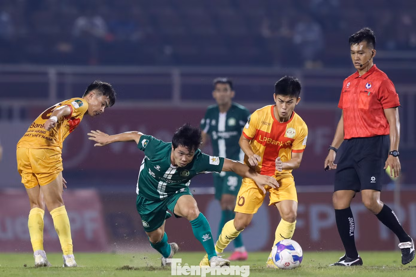 Dấu ấn của Công Phượng chỉ là những pha đi bóng đơn độc nhưng lại không mang đến sự hiệu quả cao cho Bình Phước.
