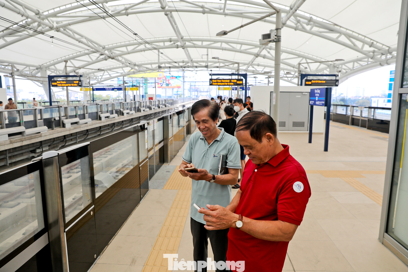 Ông Sơn (ngụ quận Bình Thạnh) chia sẻ: "Tôi cùng bạn bè có mặt tại ga Tân Cảng từ khá sớm nhưng khách đông quá không thể lên tàu. Hy vọng từ đây đến chiều lượng khách sẽ giảm bớt để mình có thể sớm trải nghiệm".
