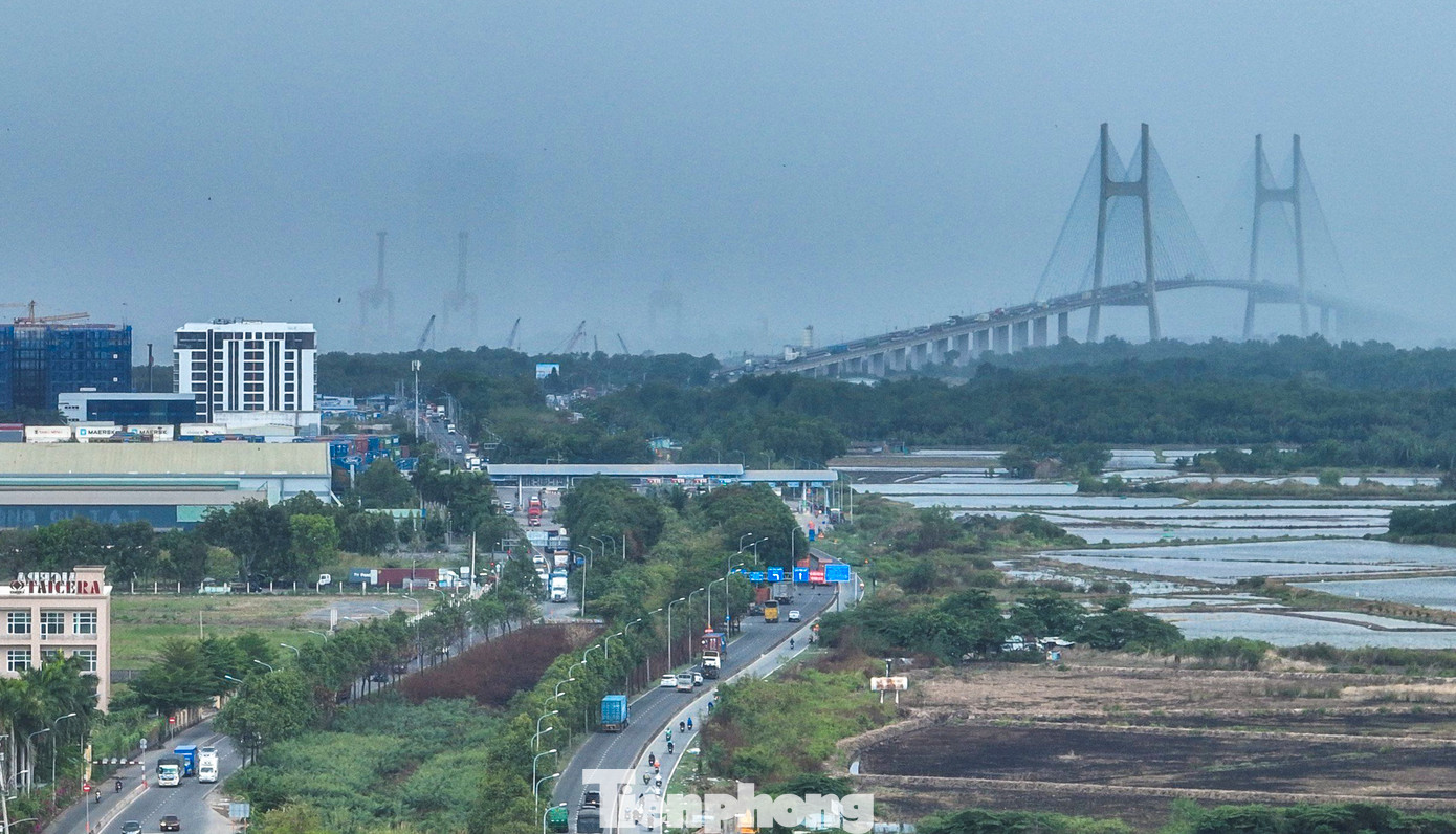 Tuyến đường hiện chỉ có 6 làn xe nên thường xuyên trở thành điểm nóng của tình trạng kẹt xe.